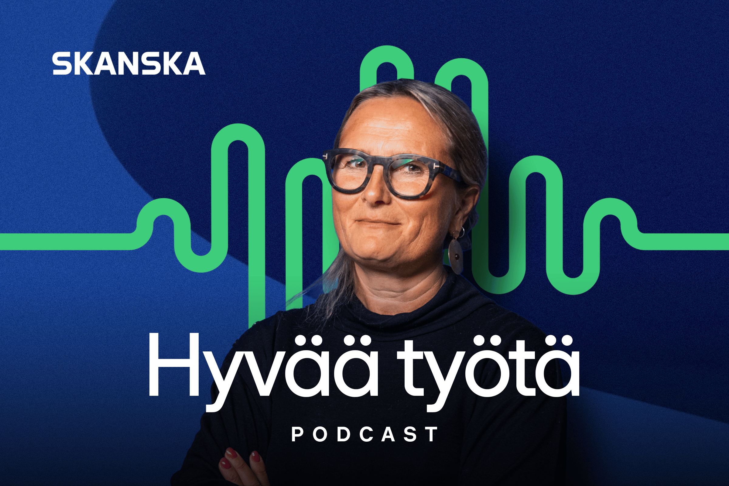 Skanskan podcastin kansi, jossa juontaja ja logo Podcastin kansikuva "Hyvää työtä" Skanskalta, jossa henkilö sinistä taustaa vasten.