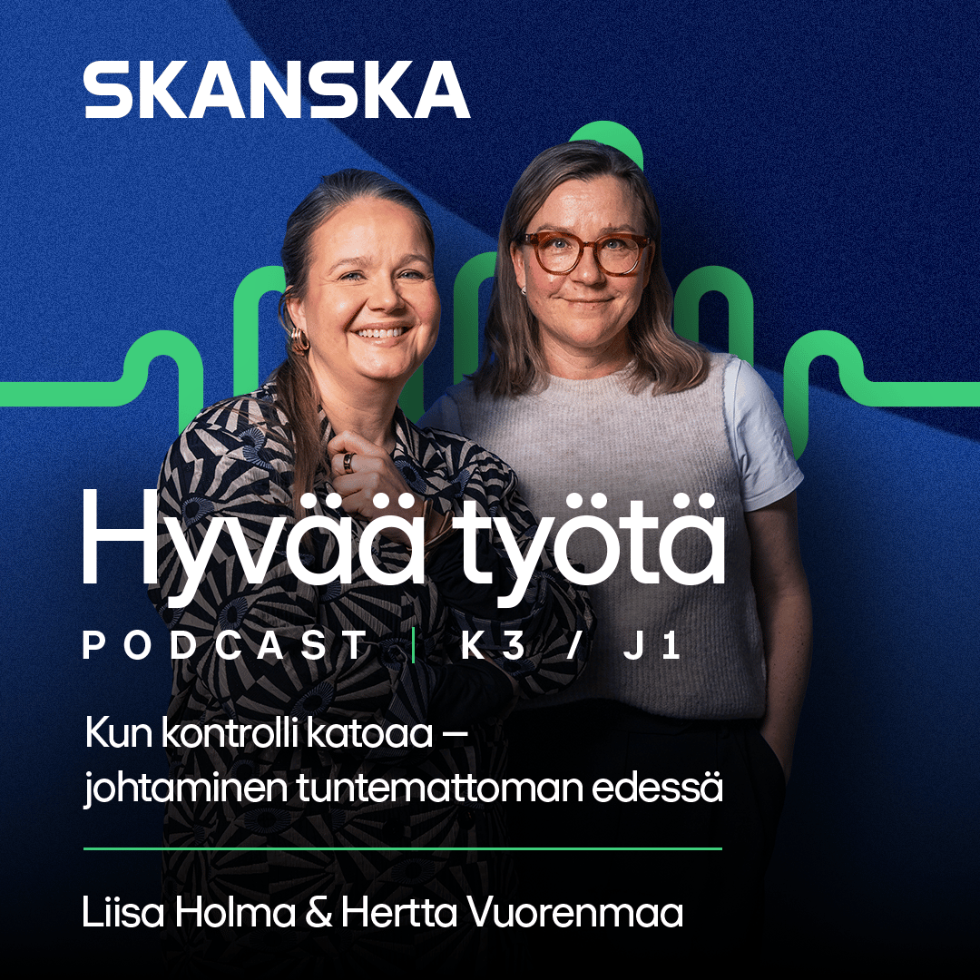 Kaksi naista, joiden kasvot ovat sumeita, Skanskan podcast-julisteen edessä, jonka otsikko on "Hyvää työtä."