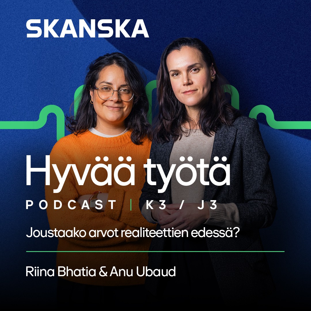 Kaksi naista poseeraamassa Skanskan podcastin mainosseinän edessä.