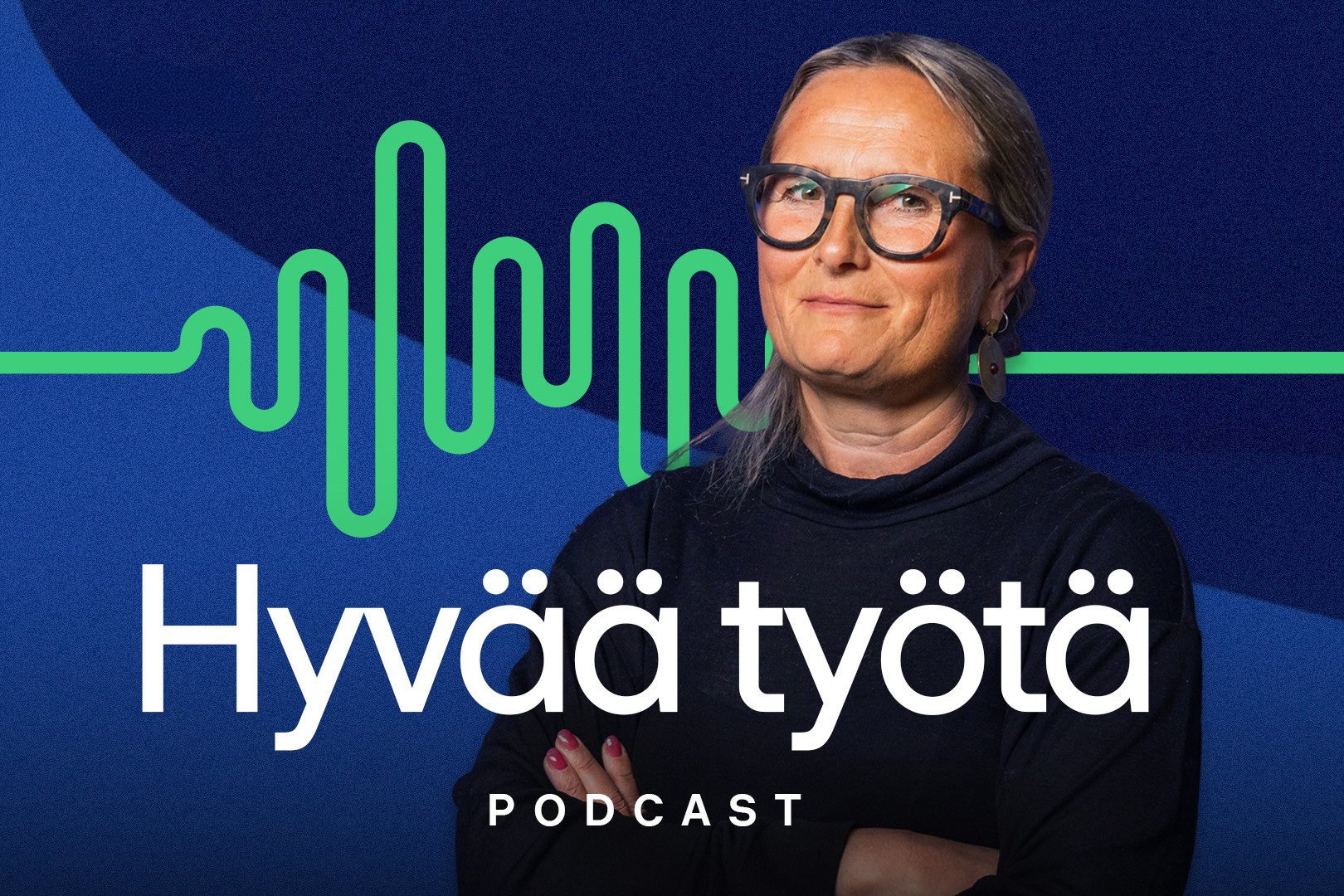 Hyvää työtä Podcastin kansi naisella ja ääniaaltosuunnittelulla Podcastin kansikuva, jossa on henkilö ja otsikko "Hyvää työtä" sinisellä taustalla.