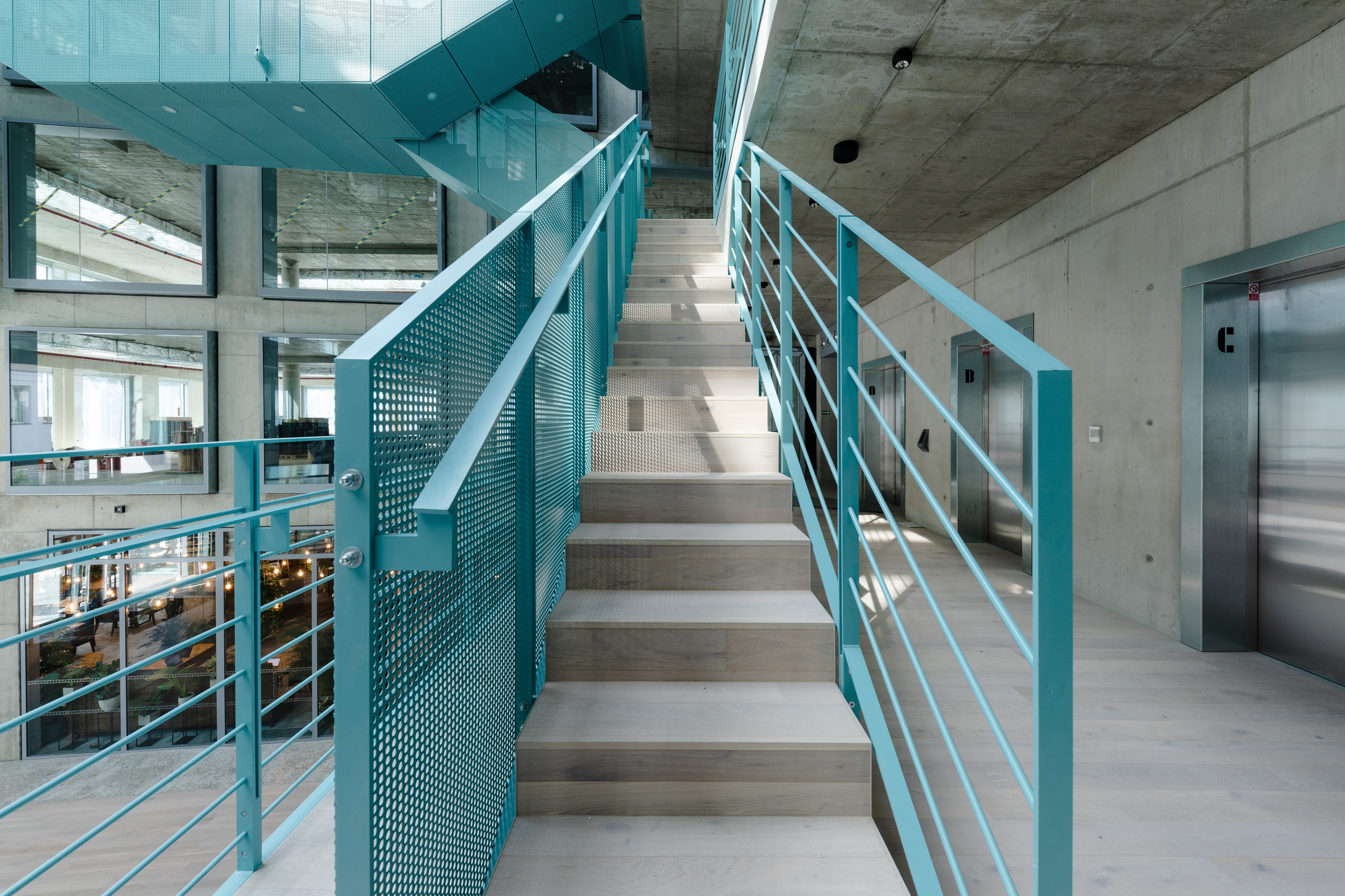 Moderní skleněná architektura: štíhlé městské kancelářské budovy Moderní mrakodrapy na pozadí čisté oblohy, ukazující městskou architekturu a design.