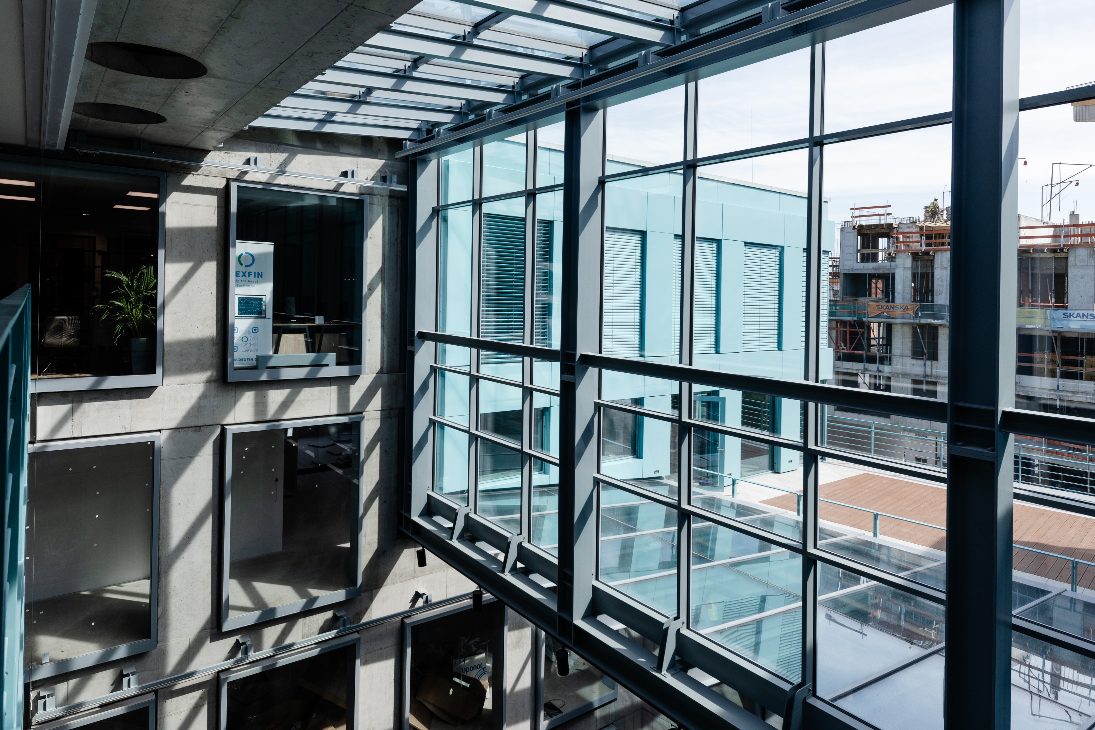 Interiér Praga Studios Moderní kancelářský interiér s velkými skleněnými okny a pronikajícím přirozeným světlem.
