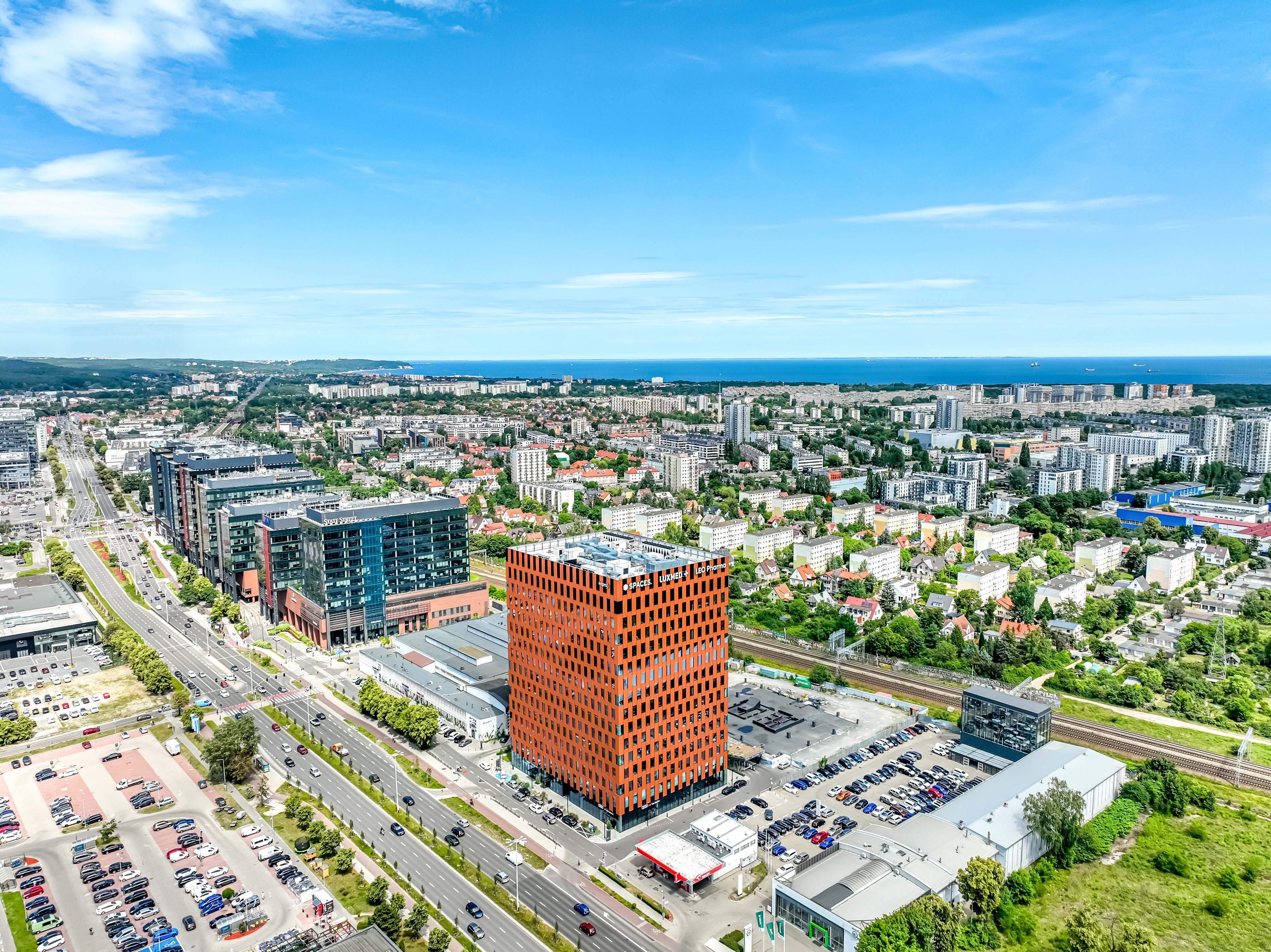 Budynek Wave by Skanska w Gdańsku na tle miasta i morza Budynek Wave w Gdańsku na tle miasta i morza
