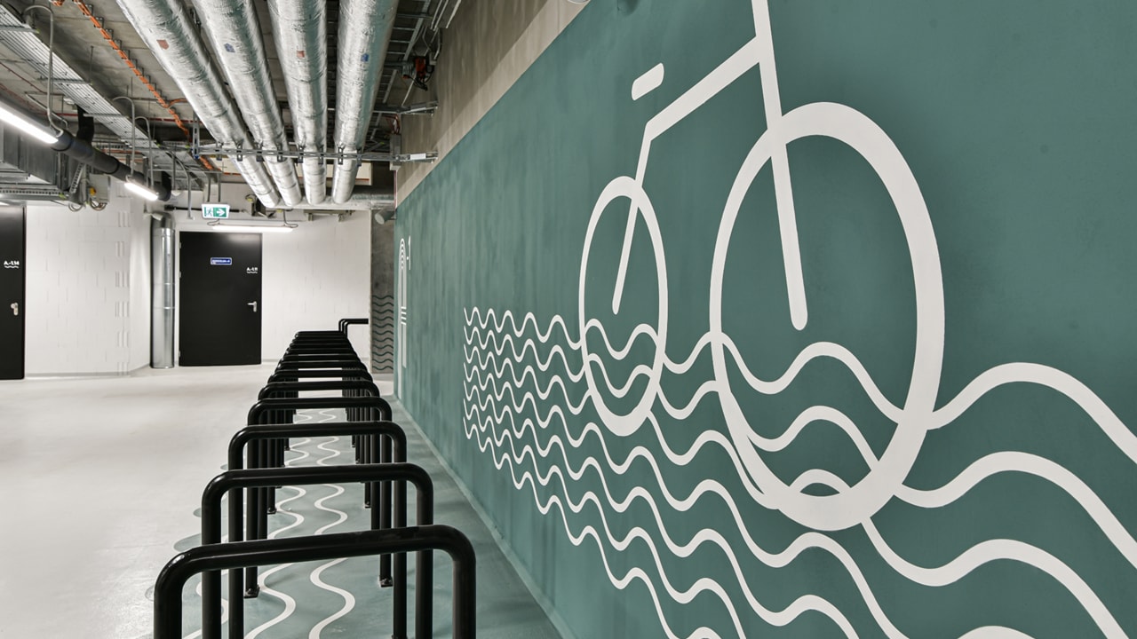 Modern Indoor Bike Parking with Artistic Wall Design Parking dla rowerów w budynku Wave