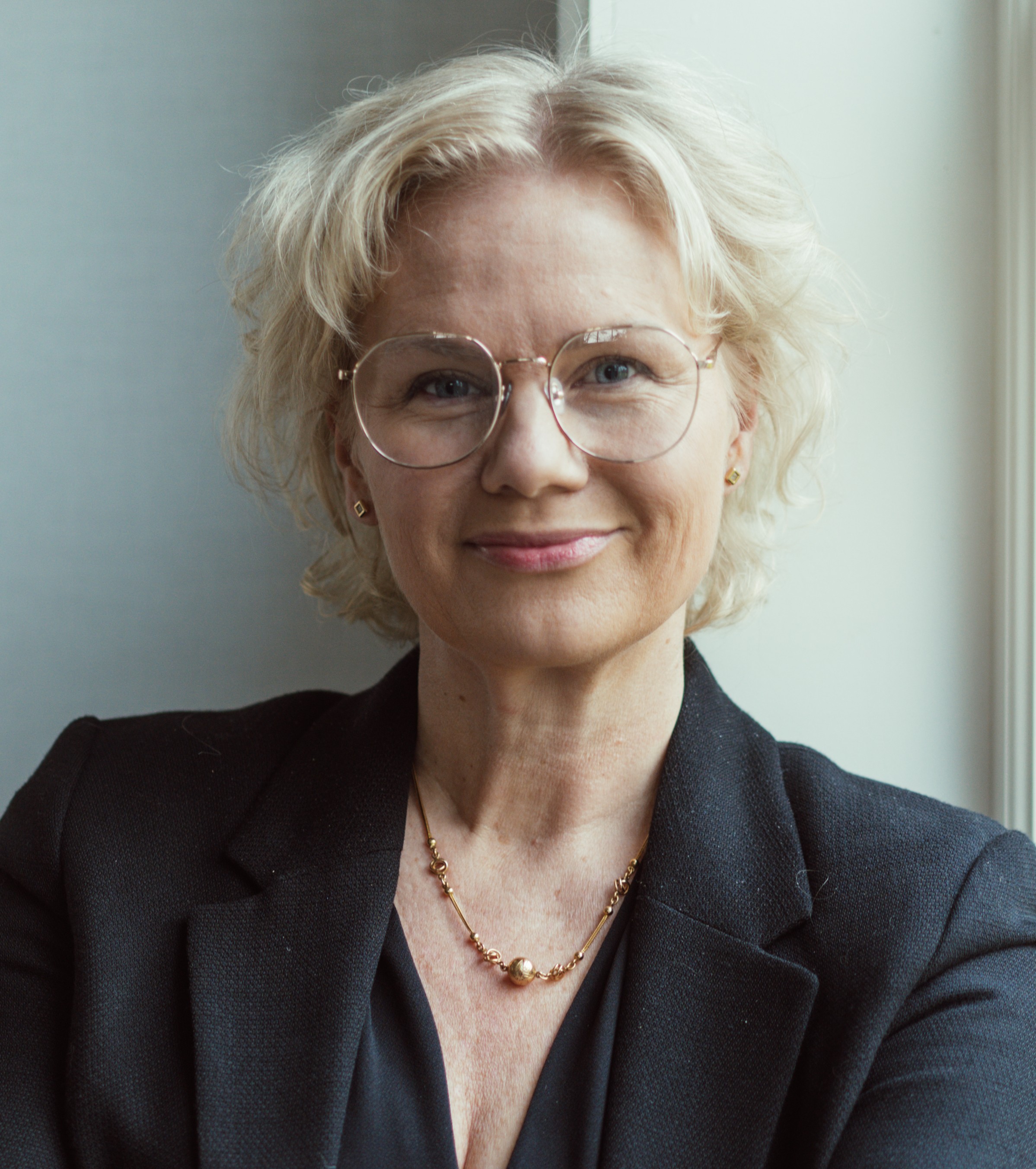 Christina Ingelsten Kvinna i kort ljust hår med svart kavaj mot ljus bakgrund