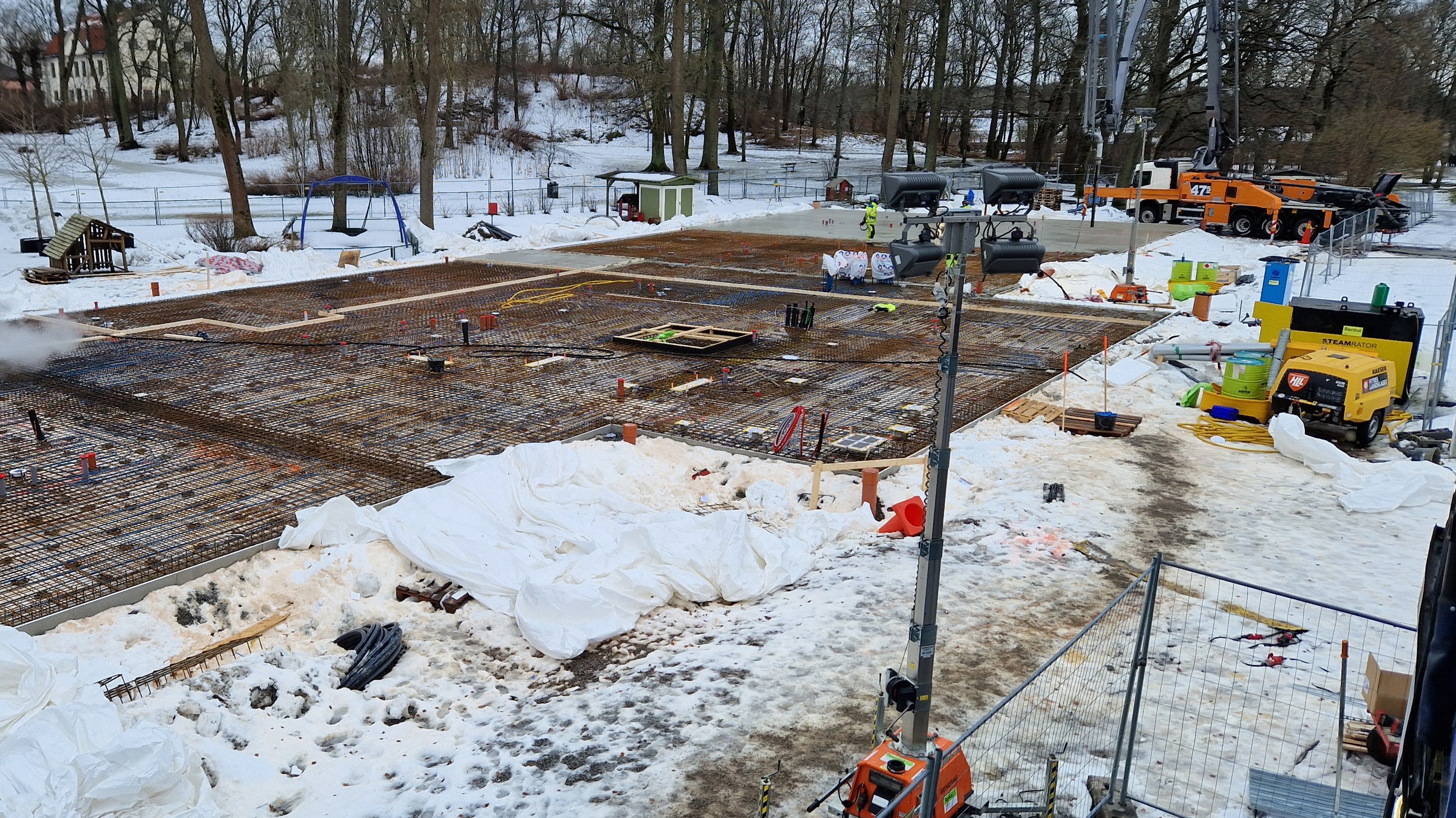 Byggprocessen har varit effektiv, här ses första dagen av gjutningen. Bägersta gård förskola gjutning utomhus i snö.