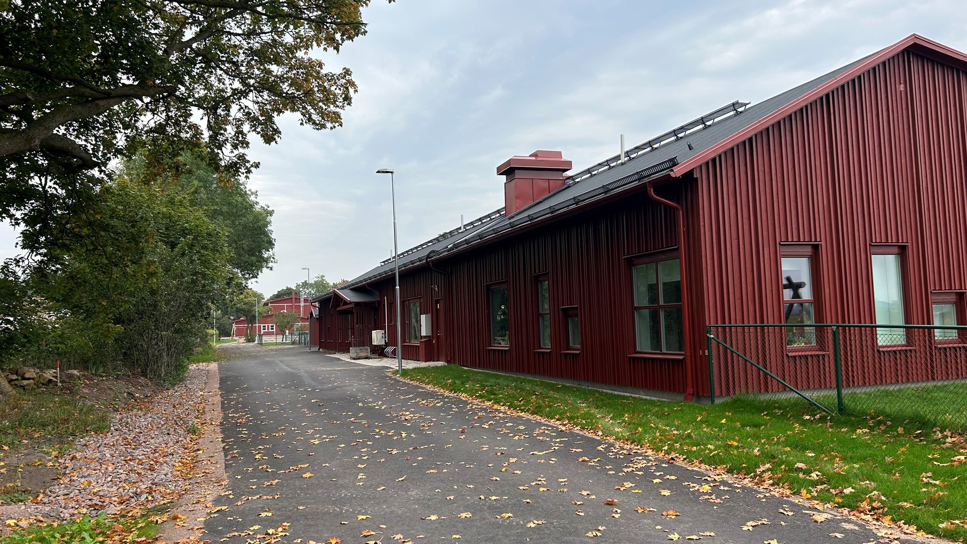 I lokalerna äter även den närliggande skolan lunch och bedriver sin fritidsverksamhet.