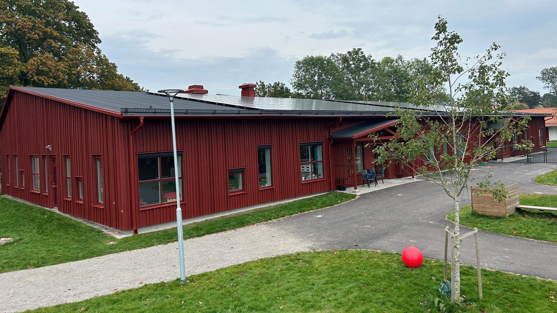 På taket har förskolan försetts med solceller.