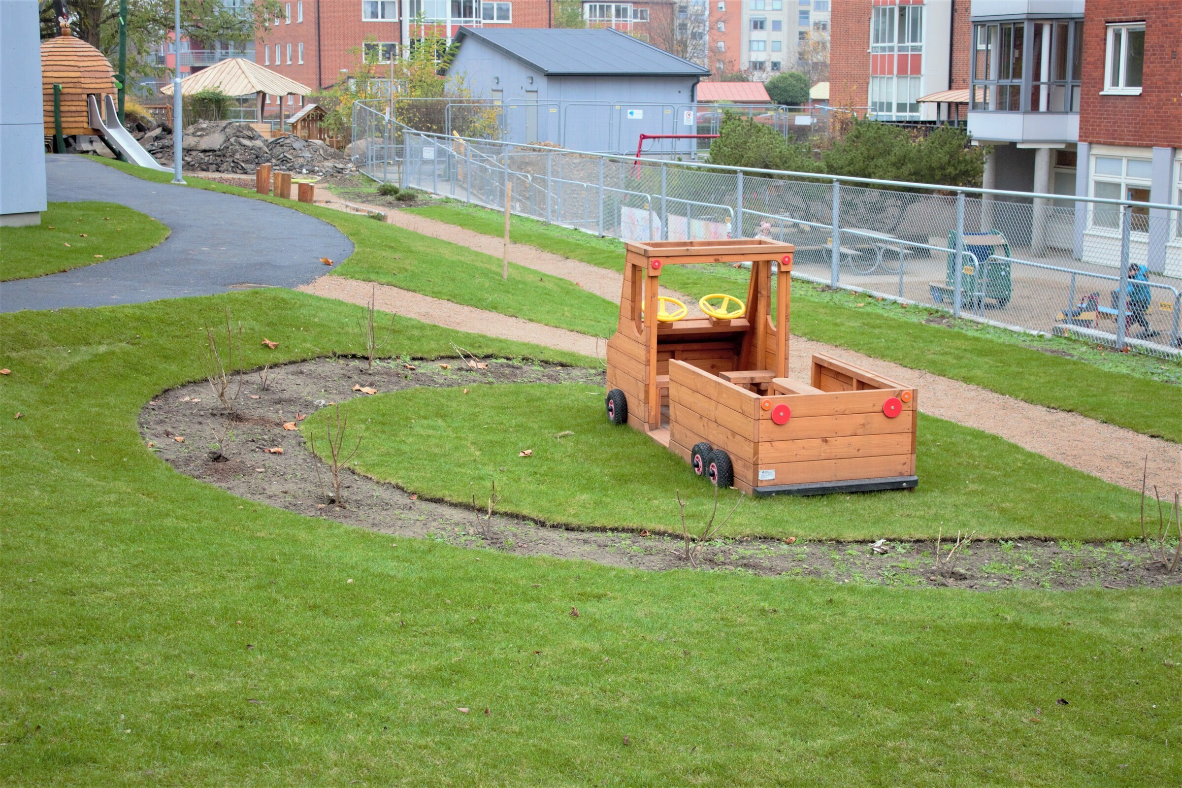 En träbil på gården på Grönebo förskola.
