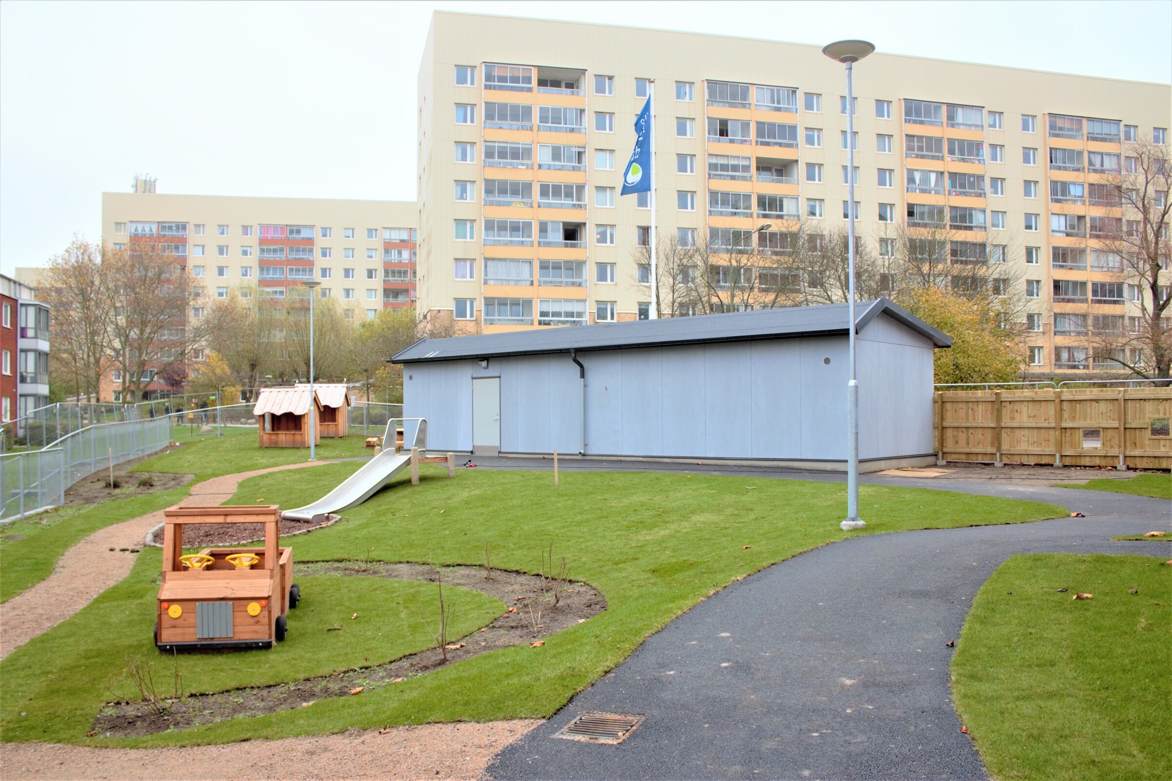 Grönebo förskola fotat med bostäder i bakgrunden.