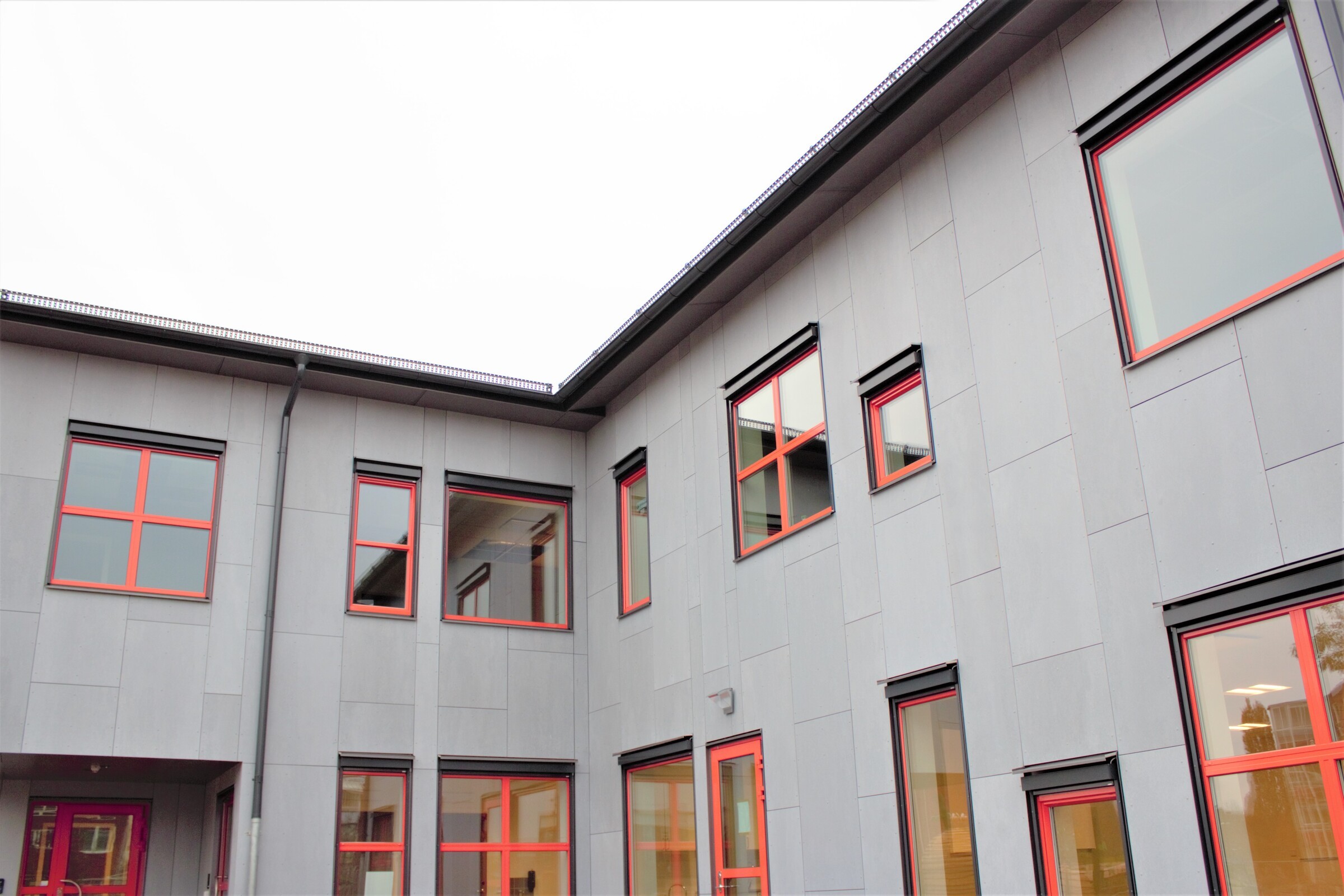 Vi påbörjade arbetet med förskolan i augusti 2021. Grönebo förskola fasaden i vinkel.
