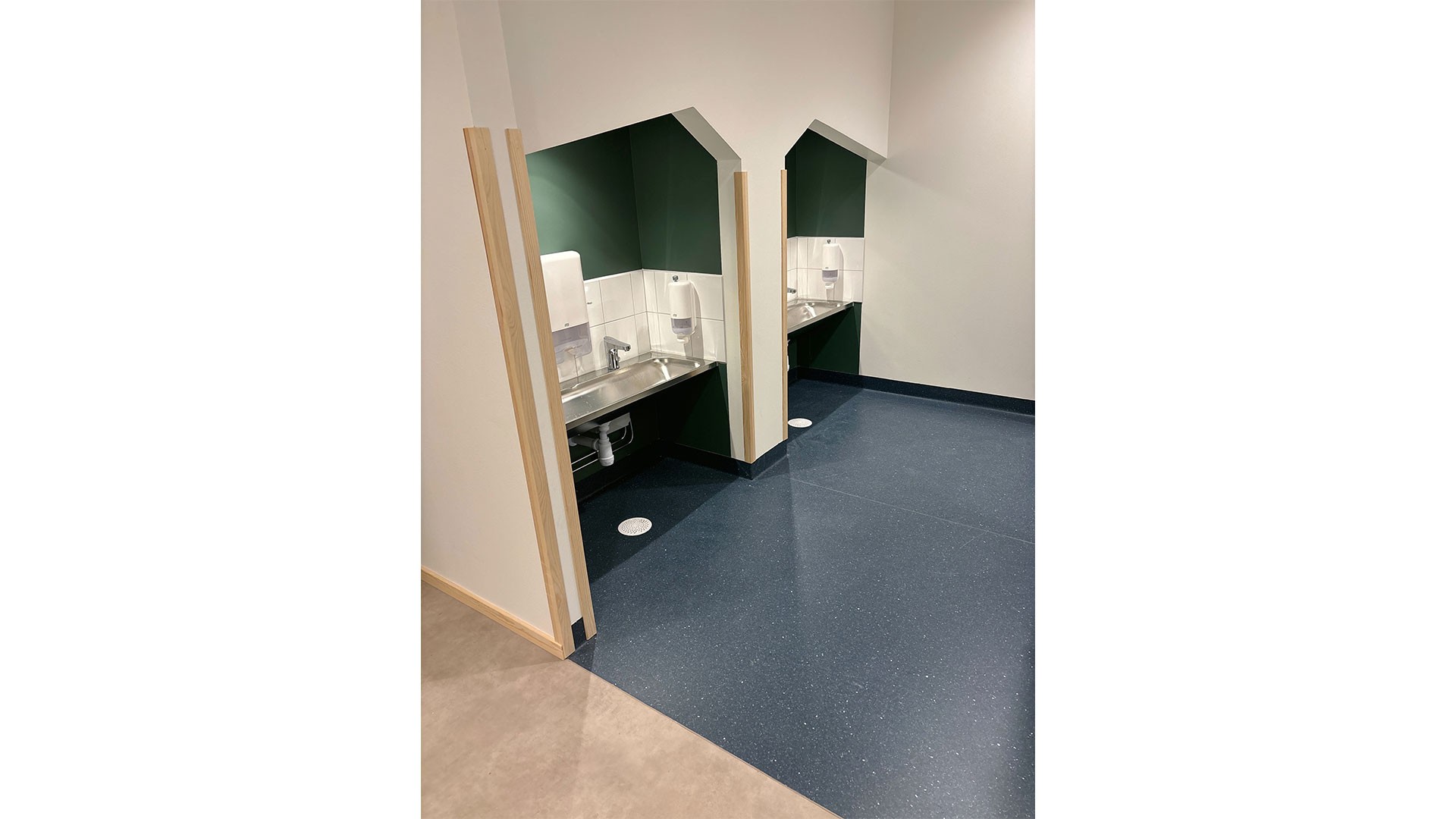 Två små handfat anpassade för barn på Nybble förskola.