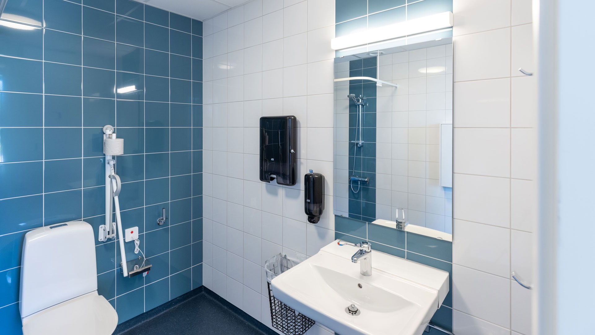 Toaletterna är moderna och praktiskt byggda.