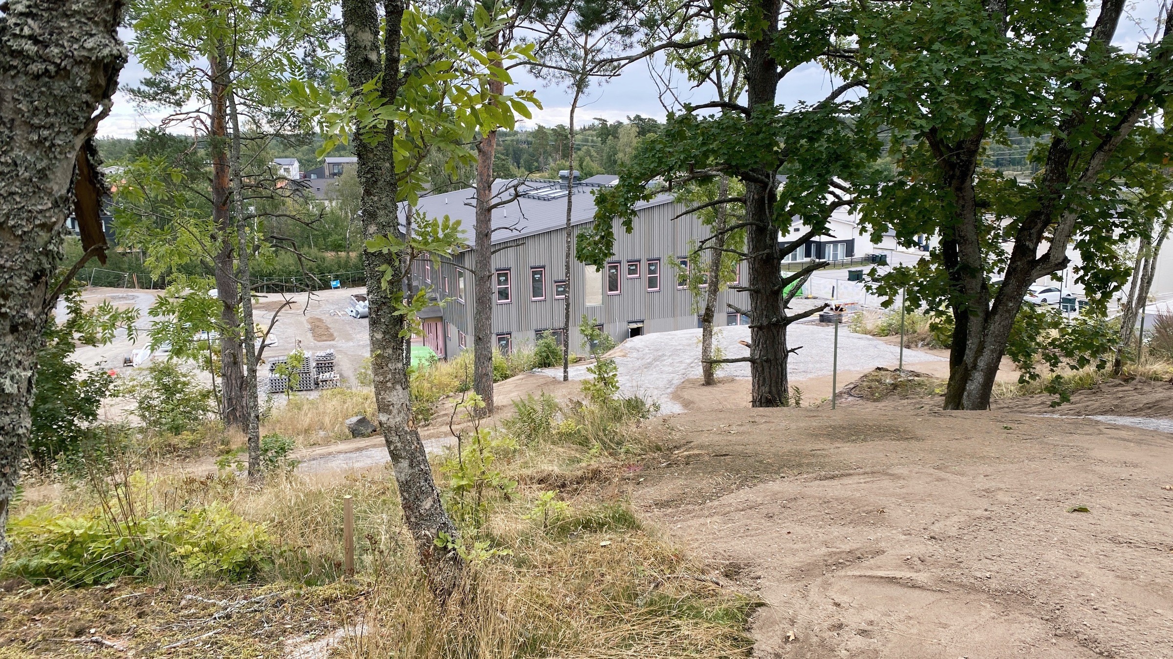 Uteområdet med förskolebyggnanden i bakgrunden.