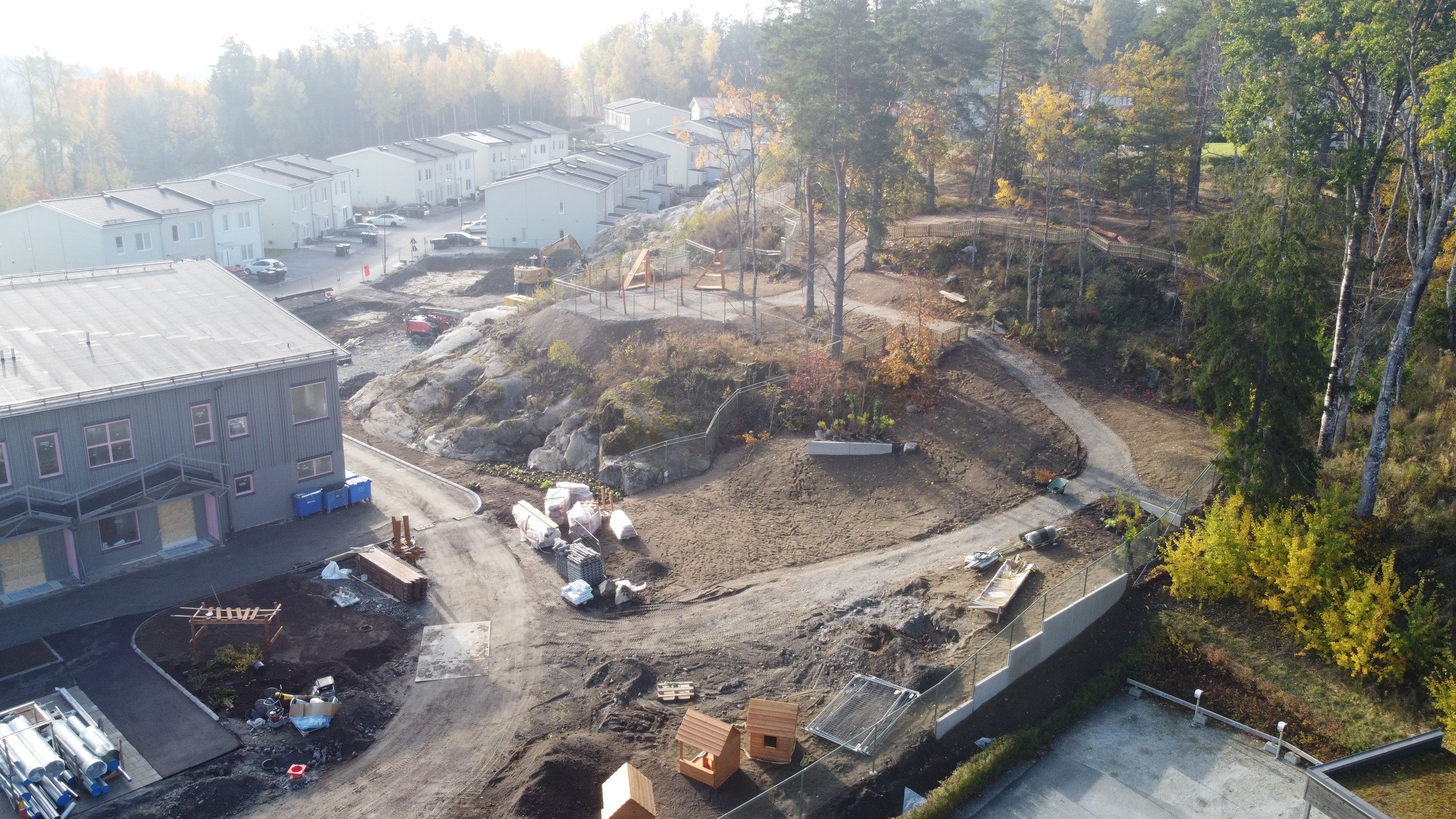 Uteområdet, förskolebyggnaden och bostadsområdet.