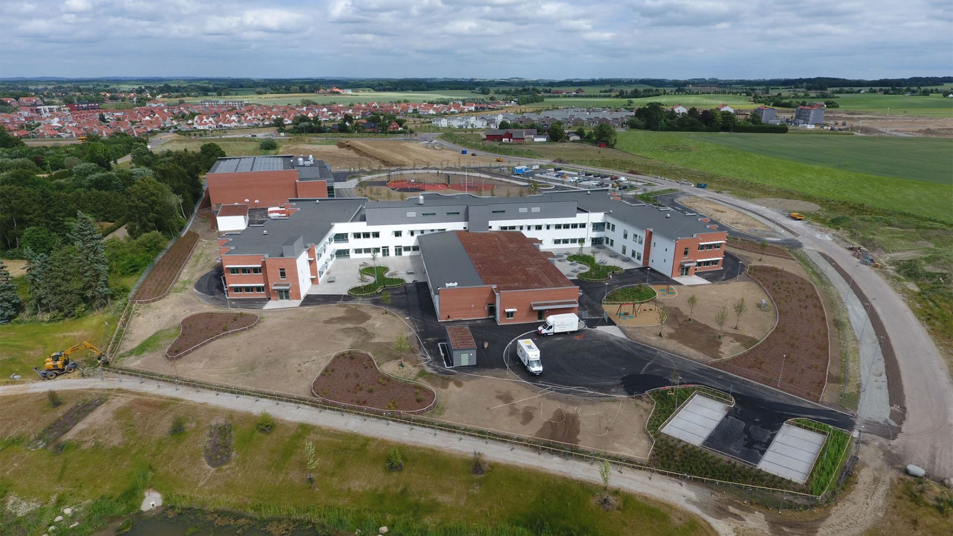 Översiktsbild från skolans baksida. Ett närliggande villaområde syns i bakgrunden.