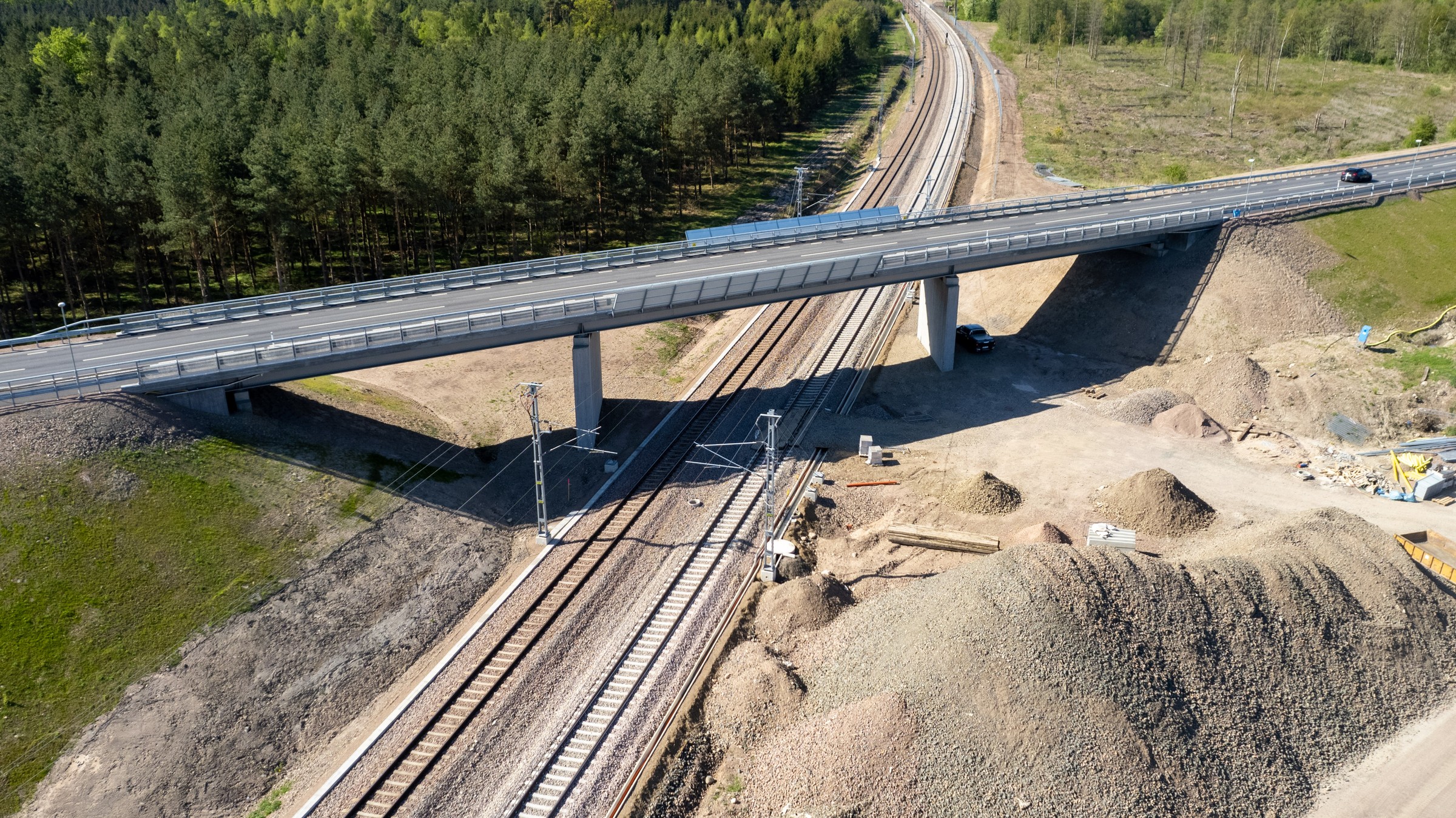 Bro 5 är en samverkansbro över järnväg vid Kullavägen, Utvälinge. Vägbro som går över järnvägen.