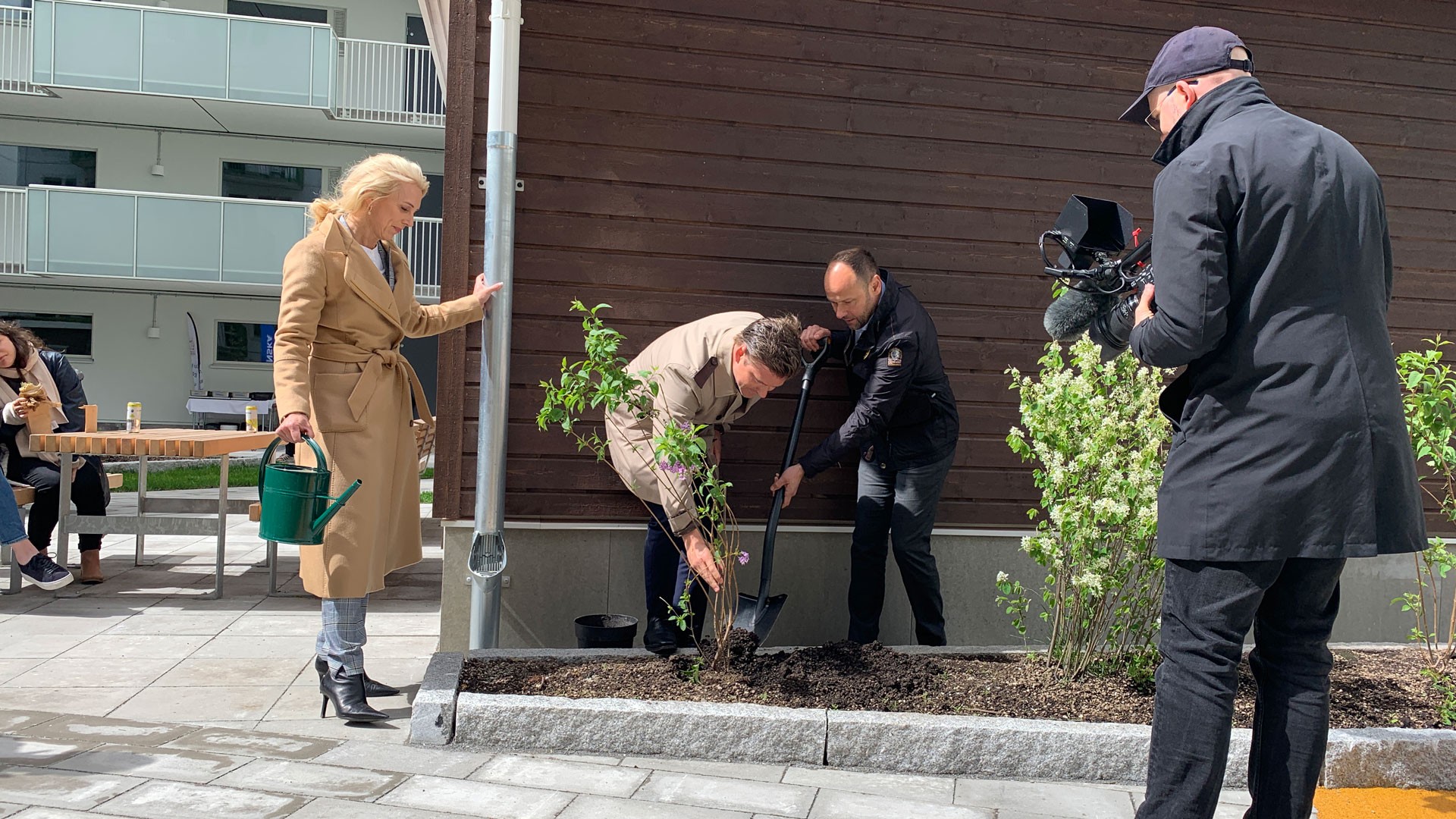 En ceremoniell invigningsplantering av Anna Andersson, vd KAB Fastigheter, Hampus Magnusson, ordförande Göteborgs byggnadsnämnd och Anders Erlandsson, vice vd Skanska. En ceremoniell invigningsplantering av Anna Andersson, vd KAB Fastigheter, Hampus Magnusson, ordförande Göteborgs byggnadsnämnd och Anders Erlandsson, vice vd Skanska.
