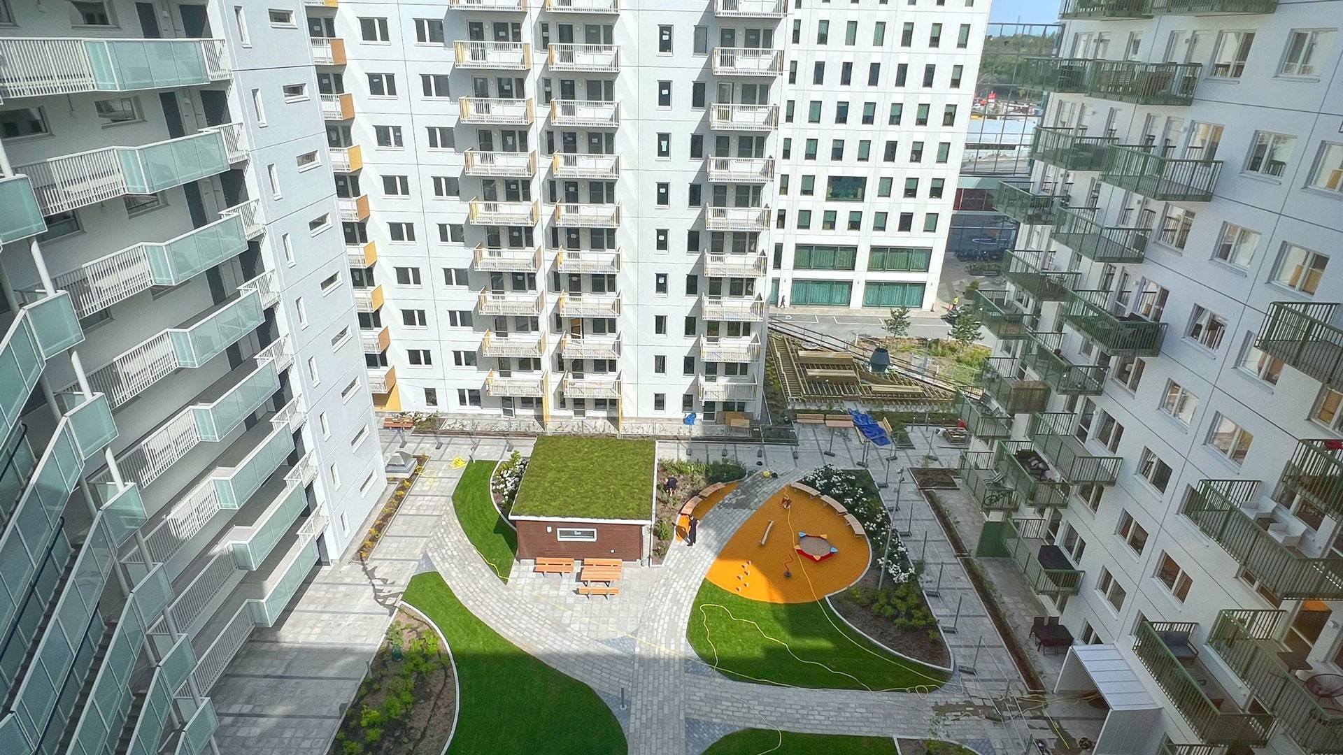 I Tändstickan har Skanska utvecklat hyres- och bostadsrättshus runt en och samma gård. Det ger människor möjlighet att byta boendeform efter livssituation inom samma kvarter. I Tändstickan har Skanska utvecklat hyres- och bostadsrättshus runt en och samma gård. Det ger människor möjlighet att byta boendeform efter livssituation inom samma kvarter.
