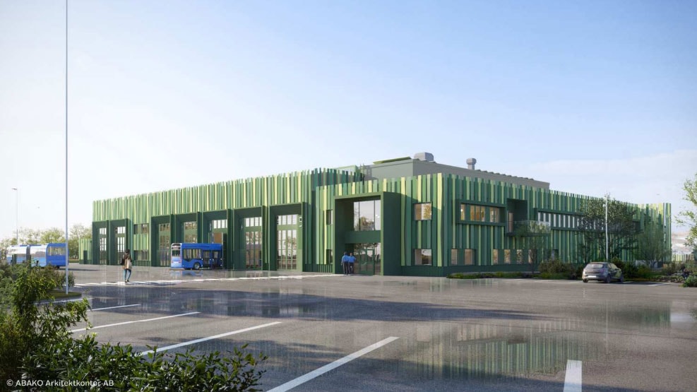 Bussdepå Järnbrott blir cirka 50 000 kvadratmeter stor och själva byggnaden ungefär 6 000 kvadratmeter. Modern grön industribyggnad med stora fönster och parkerade blå bussar framför.