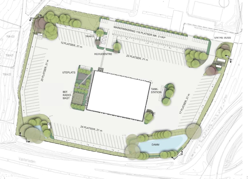 Bussdepån planeras stå färdig och överlämnas innan sommaren 2025. Situationsplan med parkeringsområden, huvudentré, grönytor, en damm och en tankstation.