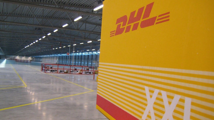 DHL DHL lagerinteriör med märkt gul låda och rymlig industriell layout.