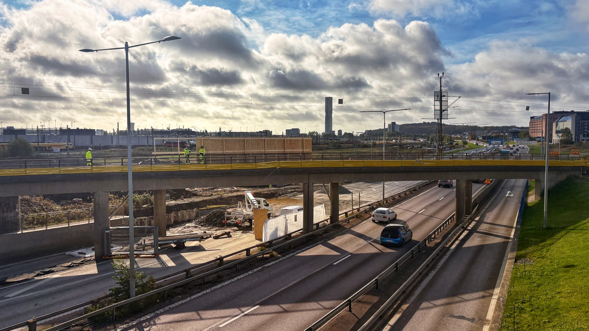 Byggarbetare på järnvägsbro vid Lundbyleden i Göteborg, del av Skanskas E2-projekt.