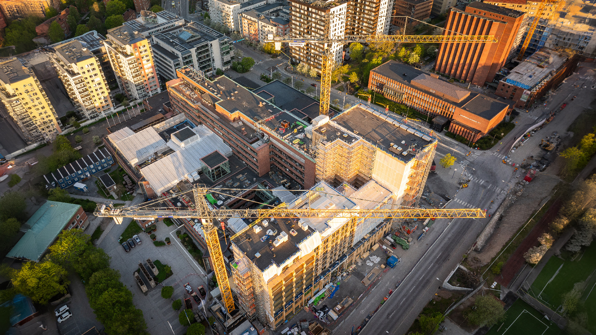 Bostadshusen kommer att få sedumtak, solceller och solvärmepaneler. Electrolux huvudkontor med taket i fokus.