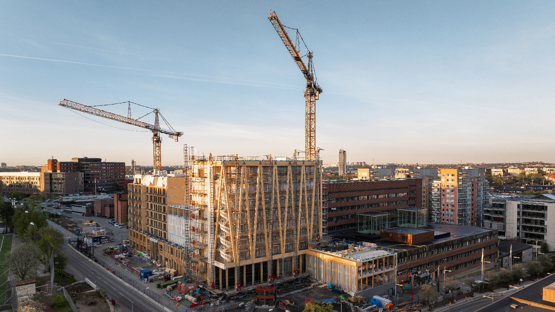 Byggarbetsplatsen är tydligt avspärrad och säkerhetstänket är stort. Electrolux huvudkontor med entren.