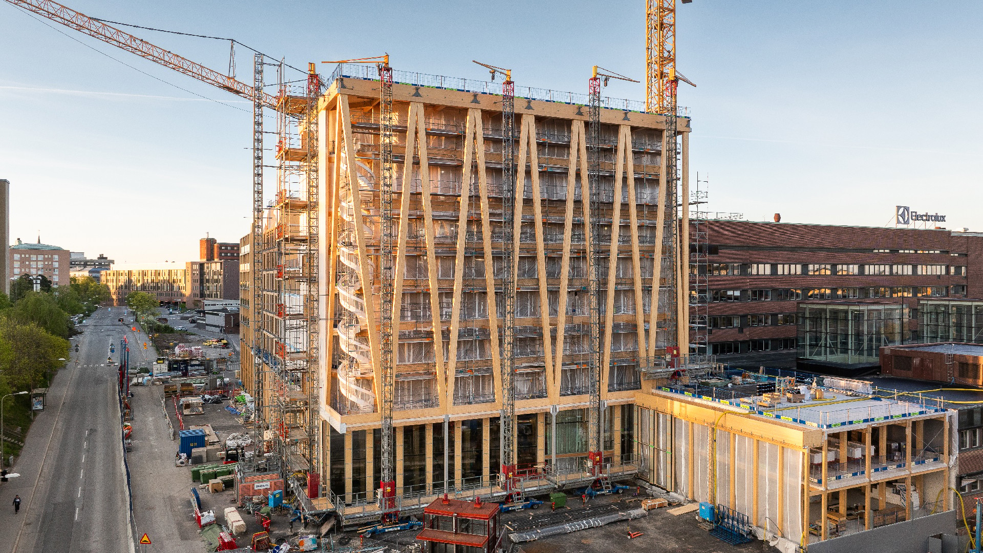 De rejäla limträbalkarna syns tydligt ut mot gatan Electrolux huvudkontor taget från kosrningen Sankt Göransgatan/Kellgrensgatan