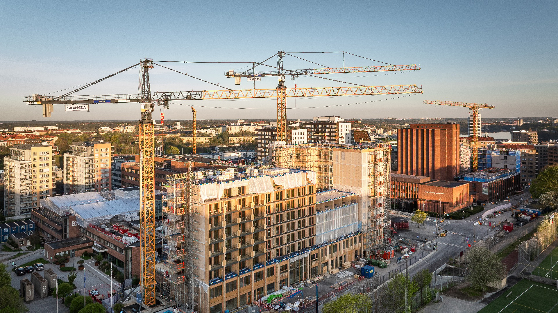 Det byggs mycket på Lindhagen vilket lyftkranarna vittnar om. Electrolux huvudkontor taget ur drönarperspektiv med fyra lyftkranar.