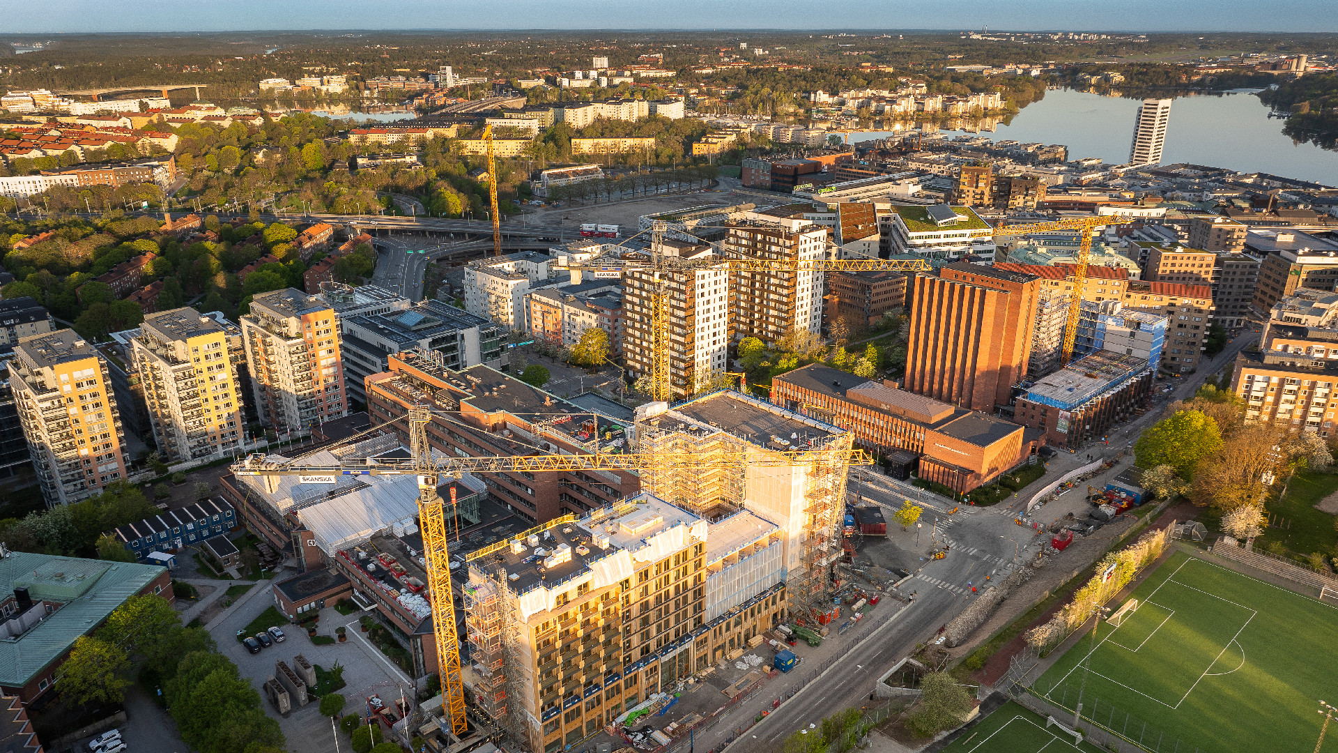 Electrolux huvudkontor ligger i korsningen Sankt Göransgatan/Kellgrensgatan Electrolux huvudkontor taget ur drönarperspektiv med vattnet i bakgrunden.