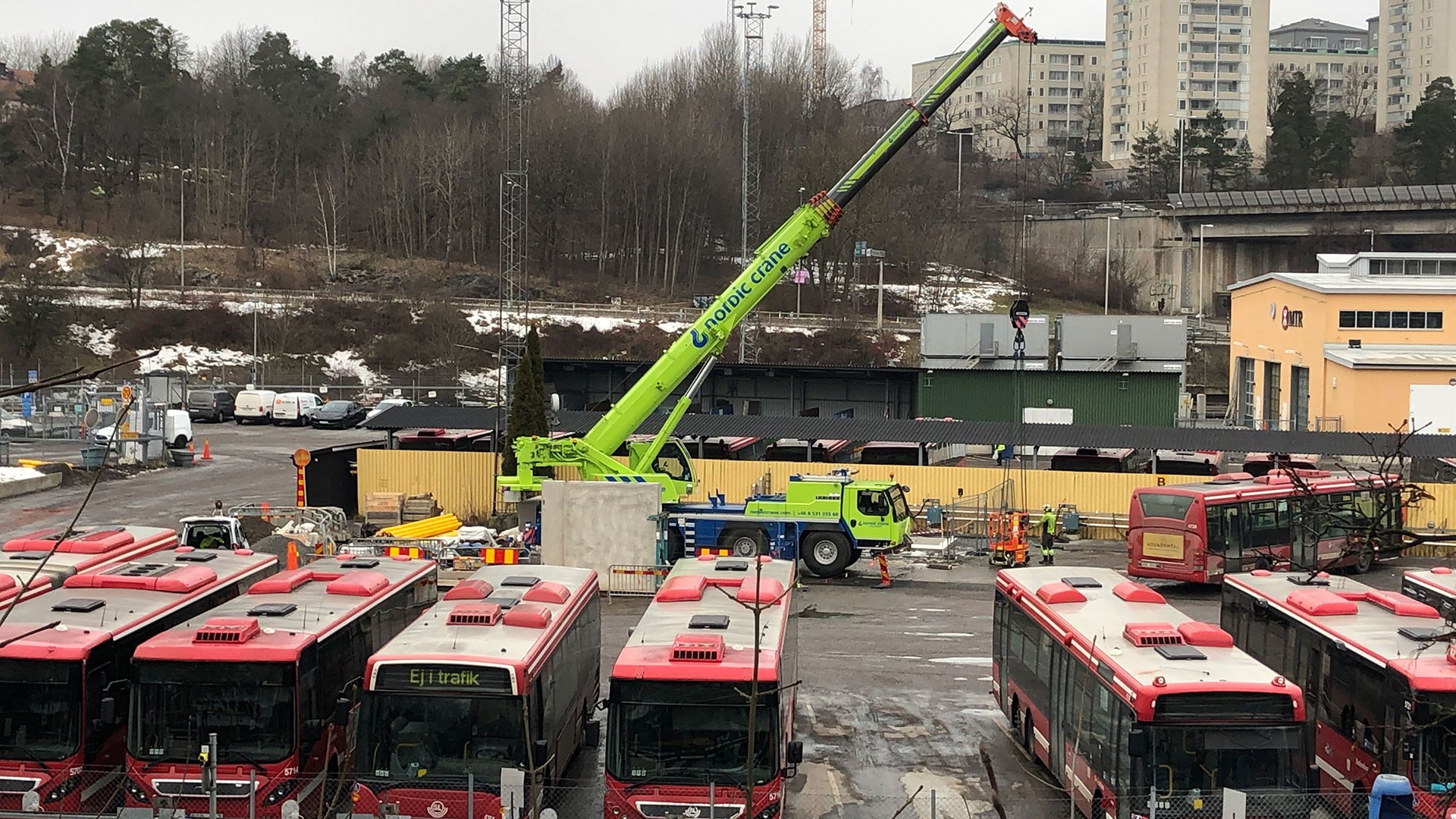 Att genomföra projektet utan att påverka den dagliga driften i depåerna var en stor utmaning. Lyftkran och byggarbetsplats vid Nybodas bussdepå, där Skanska bygger ut laddinfrastruktur för elbussar inom SL-trafiken.