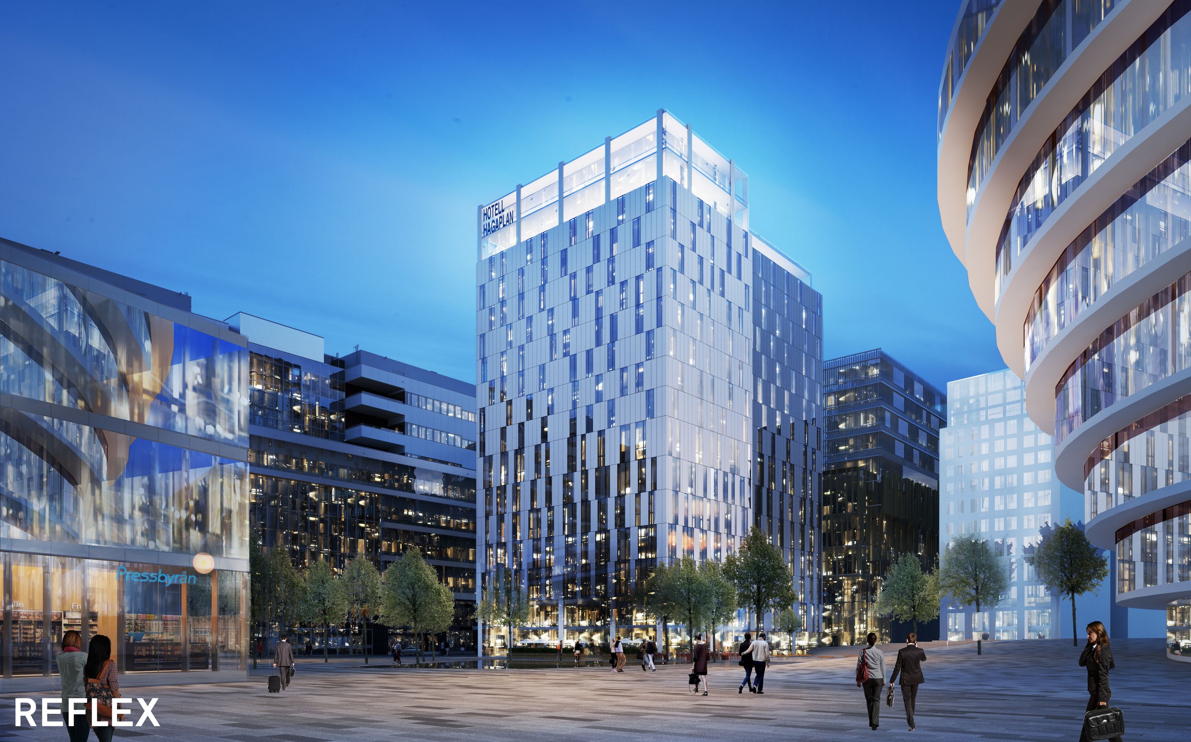 Hotellet bidrar med liv och rörelse i området såväl dagtid som kvällstid. Modern urban plats med höga glasbyggnader upplysta vid skymning, med fotgängare och träd.