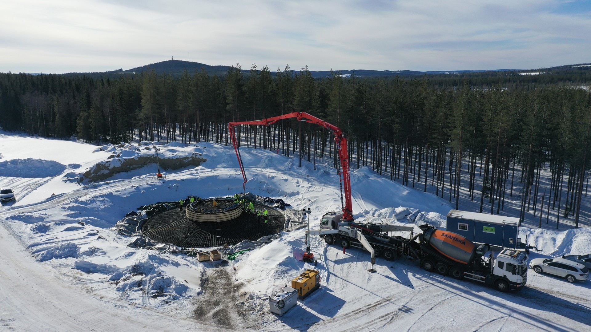 Ett fundament färdigställs. Ett fundament färdigställs.