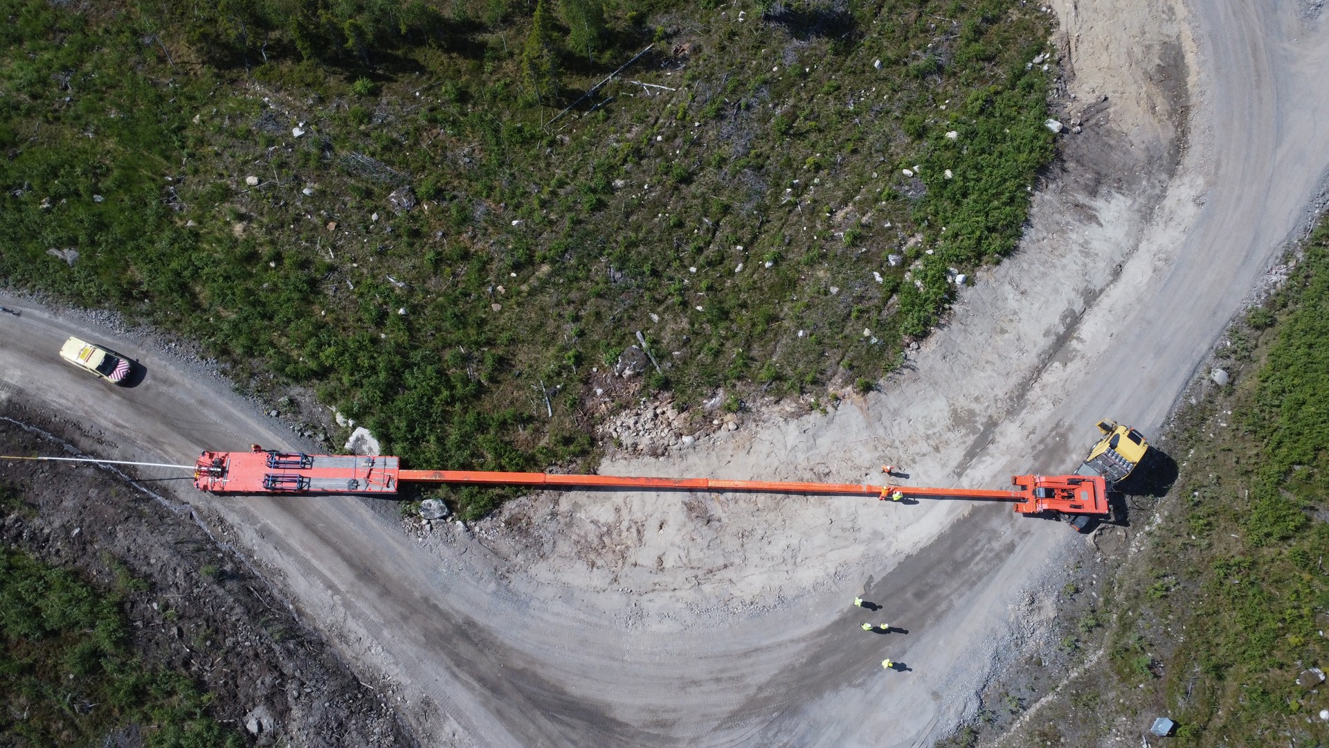 Vägarna behöver möjliggöra för långa transporter. Här testkörs vägen inför en kommande vingtransport. Vägarna behöver möjliggöra för långa transporter. Här testkörs vägen inför en kommande vingtransport.