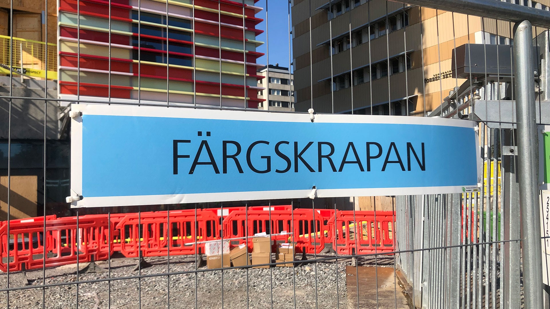 Färgskrapan planeras vara färdigställd 2020 och kommer då rymma delar av Attunda tingsrätt samt andra företag och organisationer. Skylt med texten "Färgskrapan" på ett byggstängsel, med färgglada byggnader i bakgrunden.