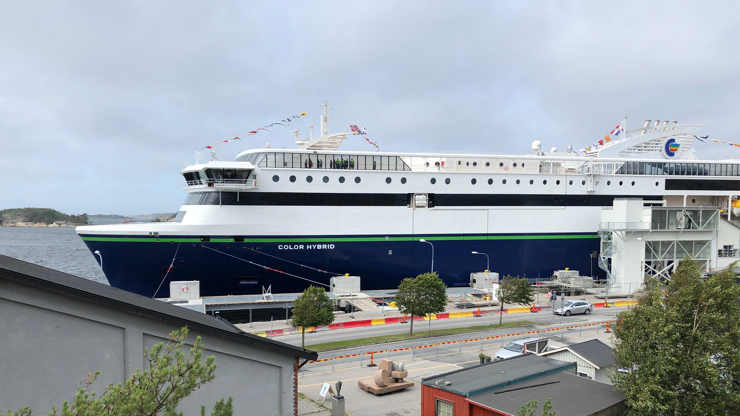 I augusti 2019 introducerade Color Line världens största laddhybridfartyg med batteridrift. Modern hybridfärja förtöjd vid kusten, som visar upp miljövänlig maritim teknologi.