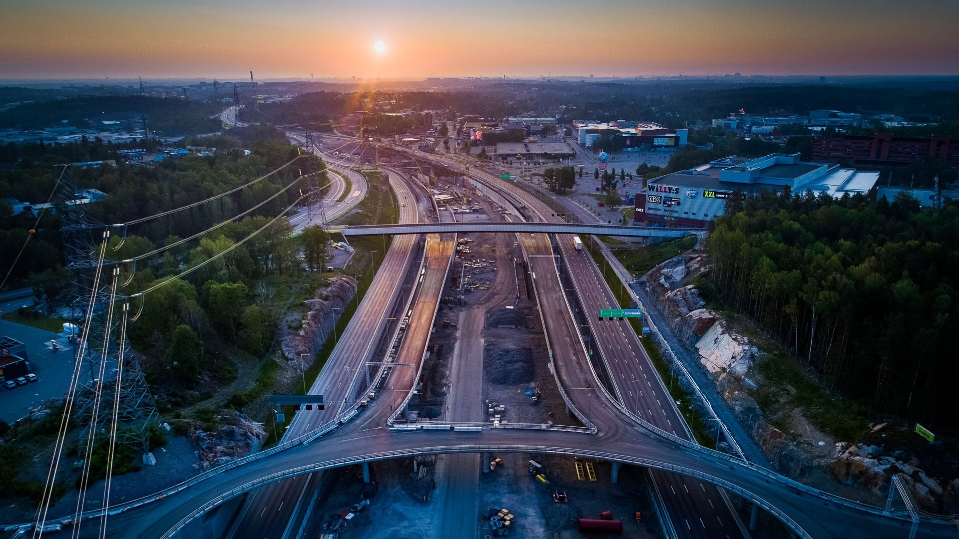 Vi har byggt en cirkelformad trafikplats och skapat nya körfält för E20 utanför befintliga körbanor.