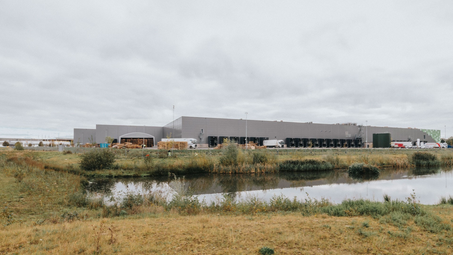 Greenfood har fått en toppmodern livsmedelsanläggning i Långeberga, Helsingborg. Foto: Samuel Uneus Greenfoods produktions- och logistikanläggning fotad utifrån.