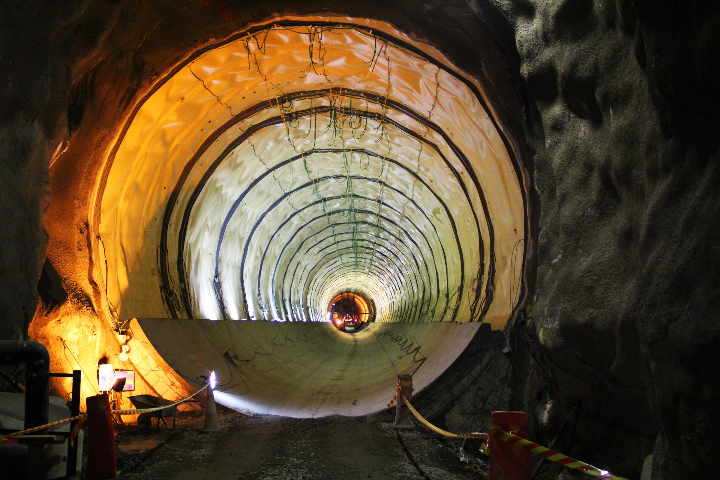 Hallandsås Byggnation av en upplyst tunnel med exponerad ledning och betonggolv pågår.