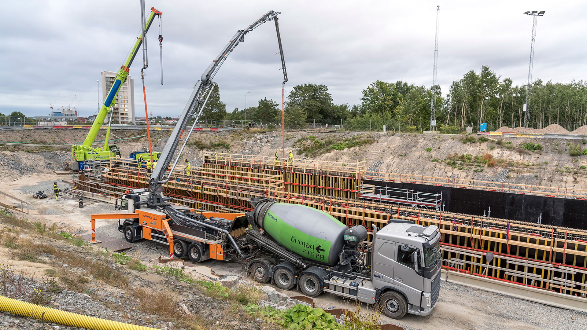 Betong med lägre klimatpåverkan Betongbil med betonblandare.