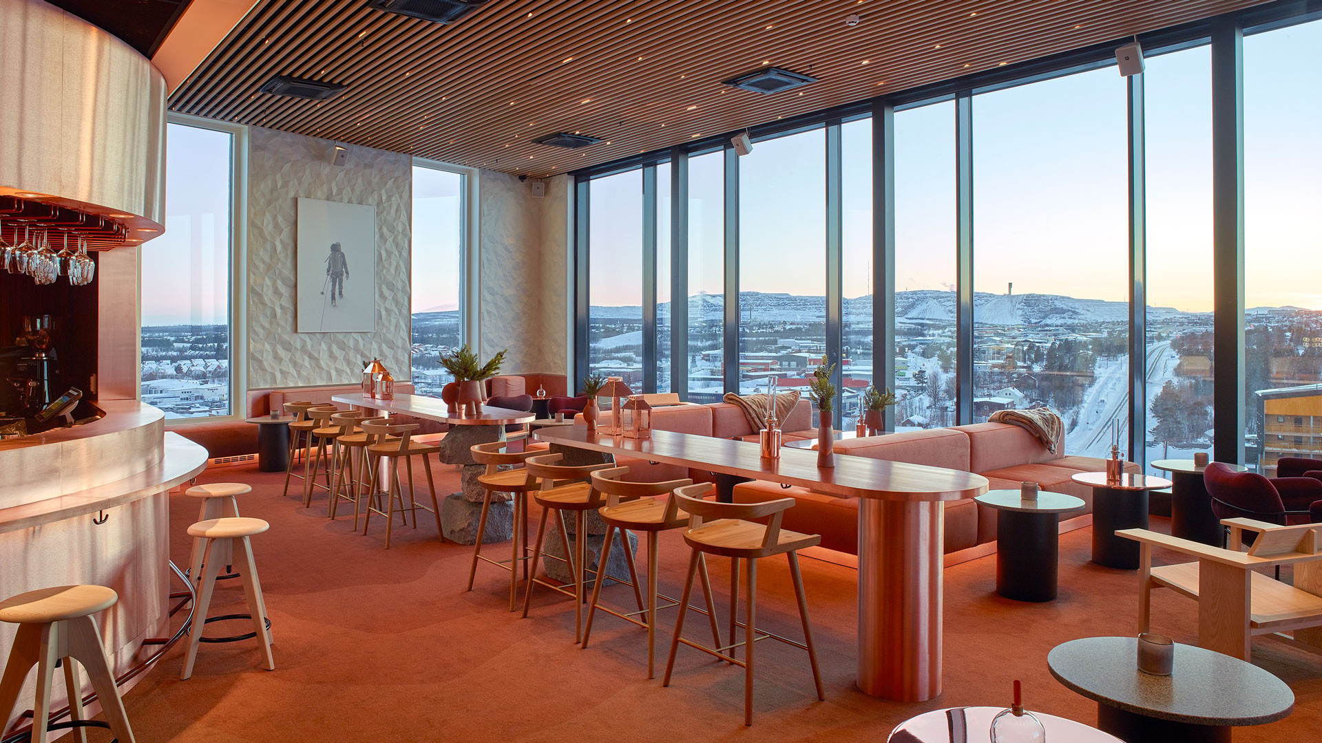 Skybar med många sittplatser och stora fönster med utsikt.