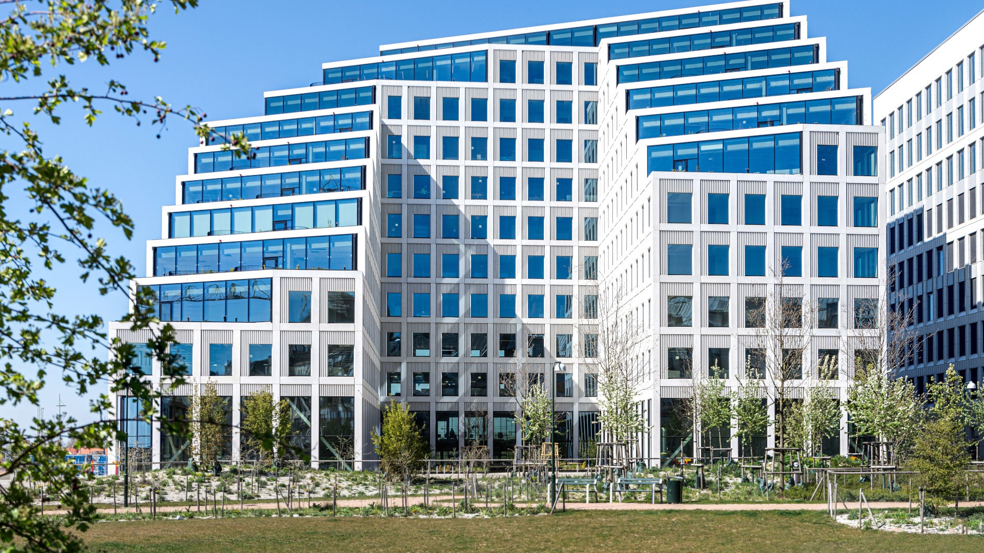 Med klimatförbättrad betong, återvunnen armering och flera unika samarbeten är Hyllie Terrass Skanskas spjutspetsprojekt inom hållbarh Hyllie Terrass är Skanskas spjutspetsprojekt inom hållbarhet.