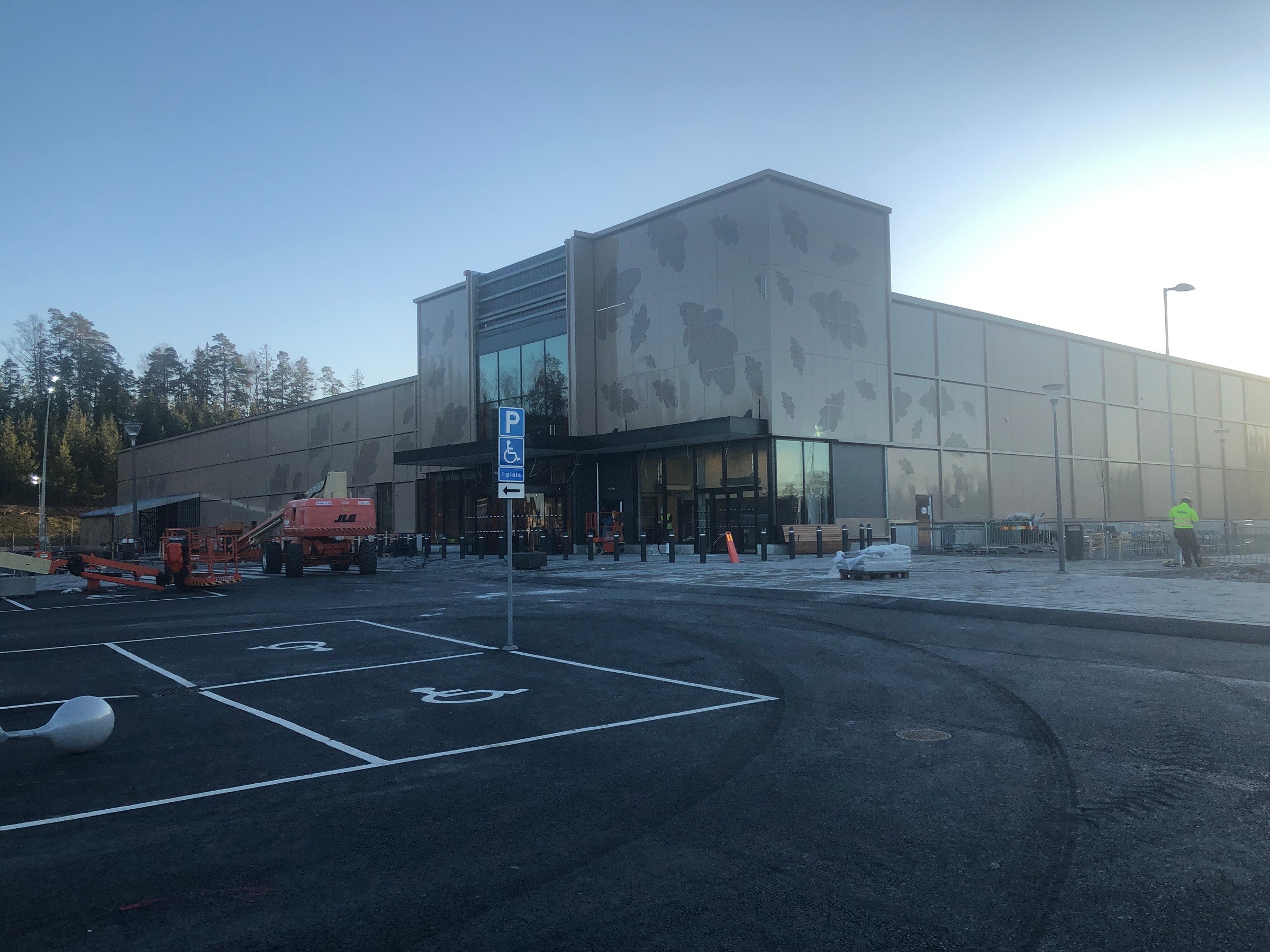 Byggnaden är precertifierad enligt Miljöbyggnad guld 3.0. Nybyggd kommersiell byggnad med tillgänglig parkeringsplats och synlig byggutrustning.