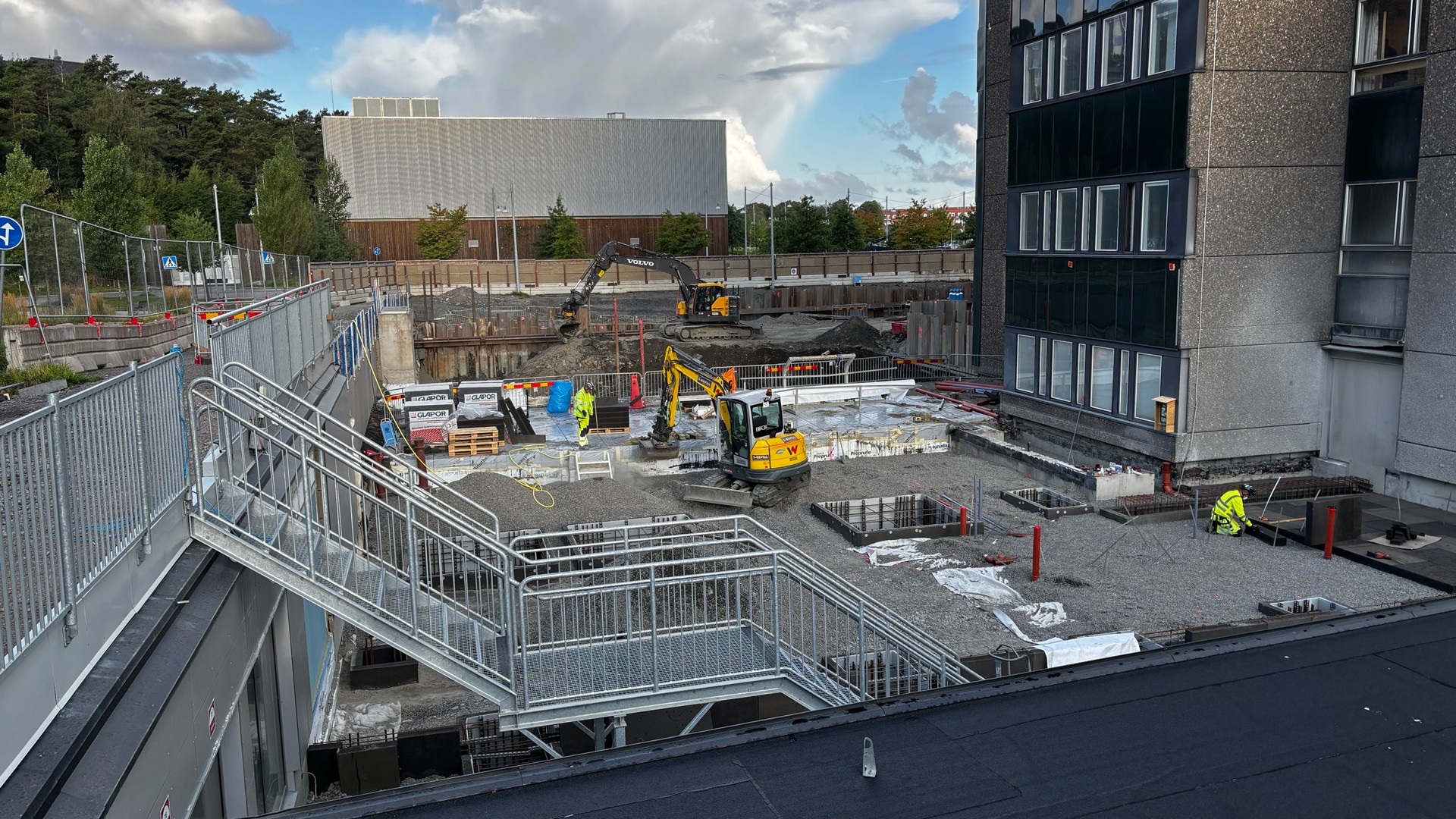 Skanska bygger nya lokaler för IVA och HBO vid Östra sjukhuset i Göteborg. Exteriör visualisering av moderniserade Östra sjukhuset i Göteborg med grön fasad och ny tillbyggnad för intensivvård och hyperbar syrgasbehandling.