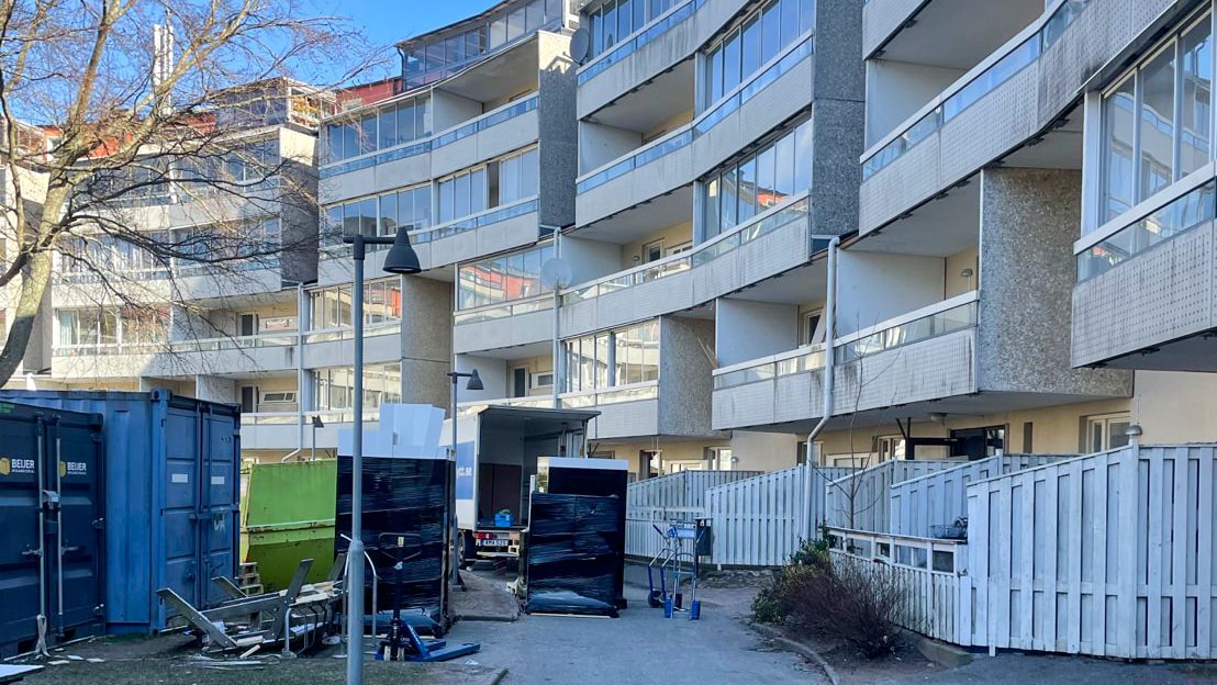 I Kungsmarken har Skanska genomfört stambyte och omfattande upprustning av 212 lägenheter med kvarboende vägg i vägg. Kungsmarken under renovering med byggcontainers och utrustning uppställda framför fasaden.