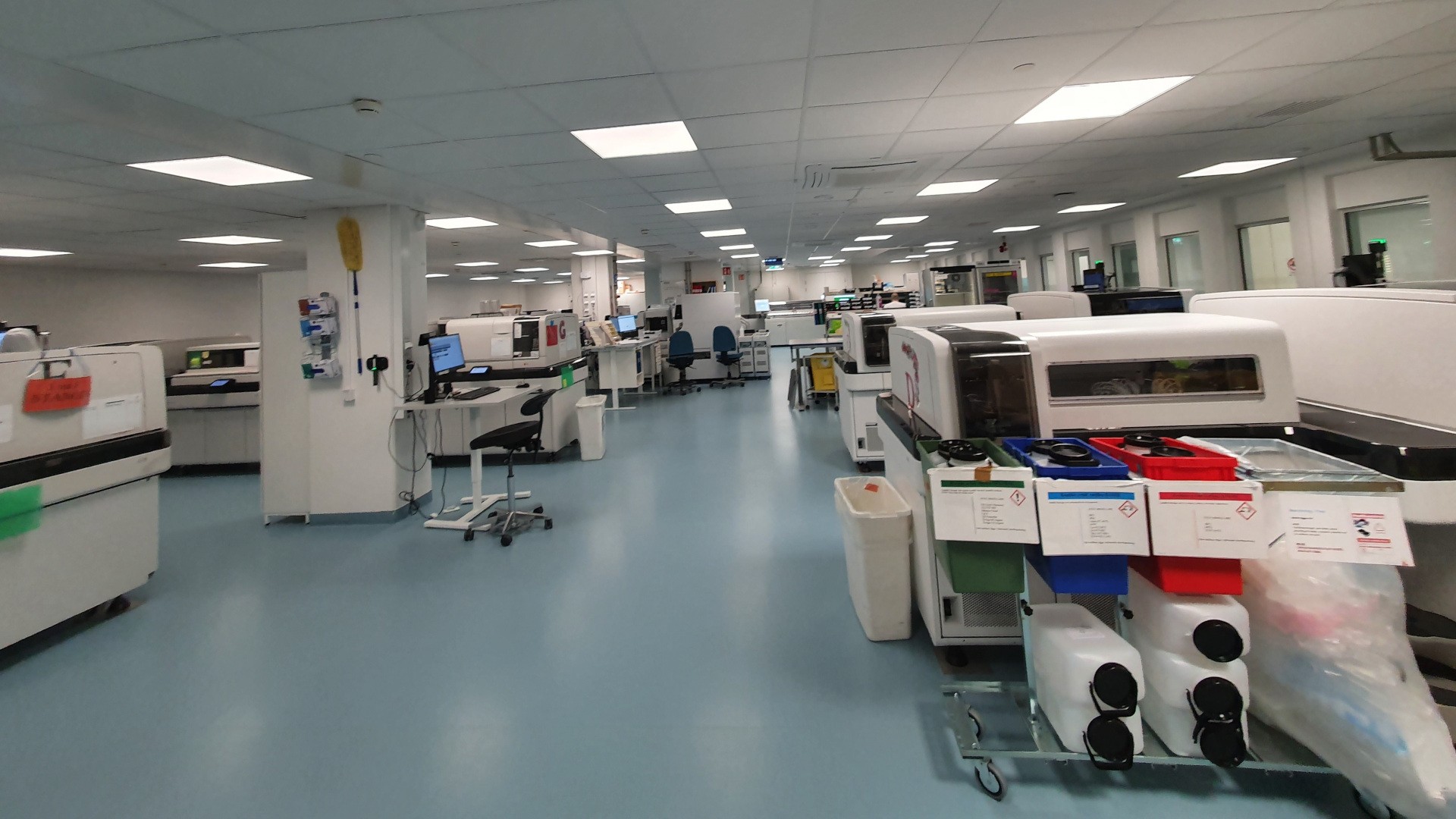 Projektet påbörjades i juni 2021 och varit uppdelat i två huvuddelar. Renoverat laboratorium på Lab medicin, Universitetssjukhus i Lund.