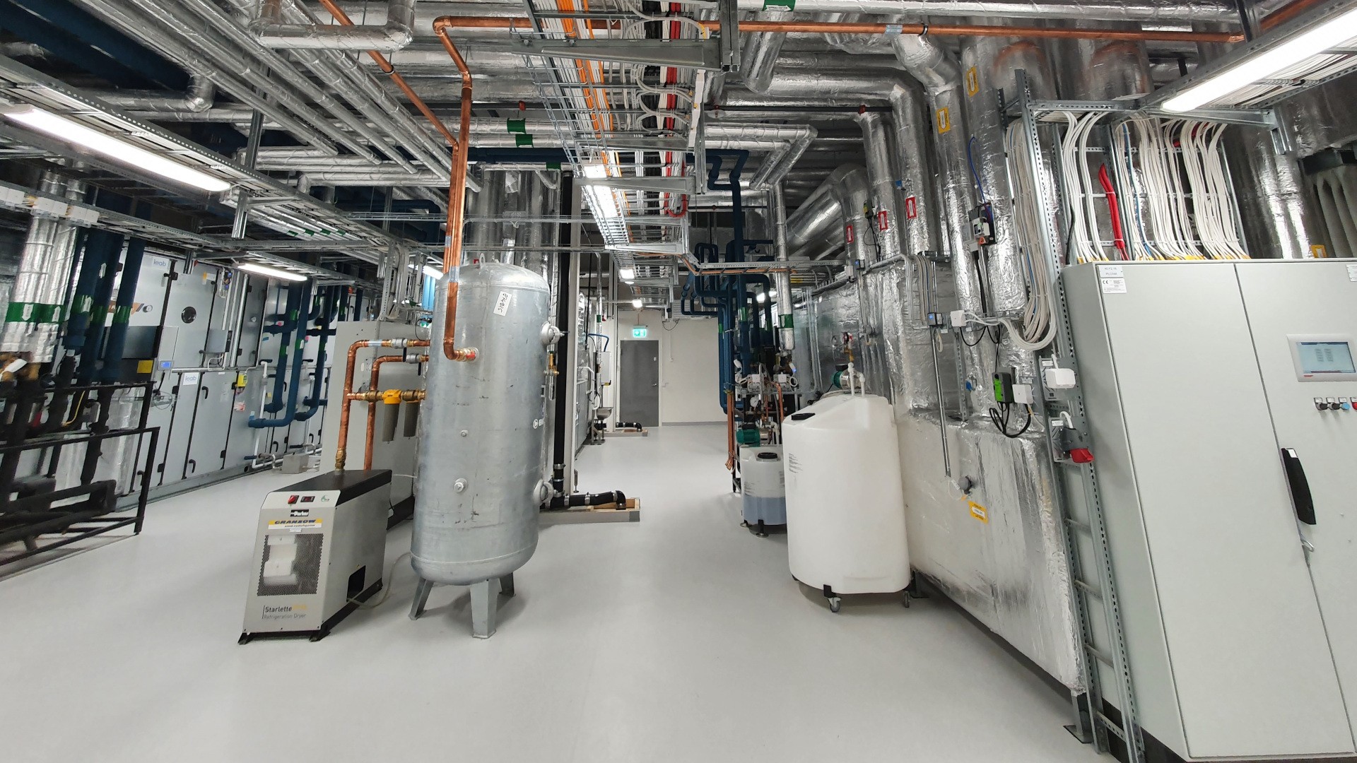 Uppdraget inkluderade bland annat ombyggnad av tre nya fläktrum. Renoverade ventilationsrör i taket på Lab medicin, Universitetssjukhus i Lund.