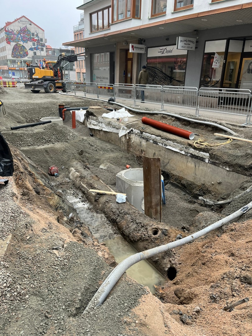 Det är av stor vikt att temporära system täcker upp så att vattenförsörjning och avlopp fungerar under hela byggtiden En uppbilad gata i Uddevalla där ledningar byts ut.